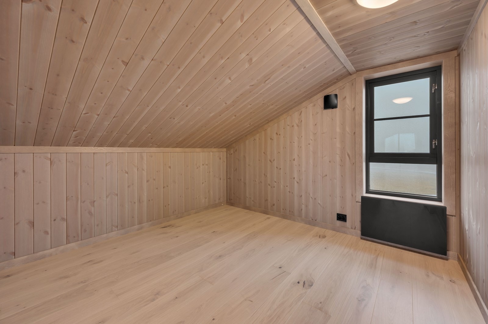 Loftsrom 1 har et gulvareal på ca. 9,3m2, så her finnes en rekke møbleringsmuligheter. Galleribilde