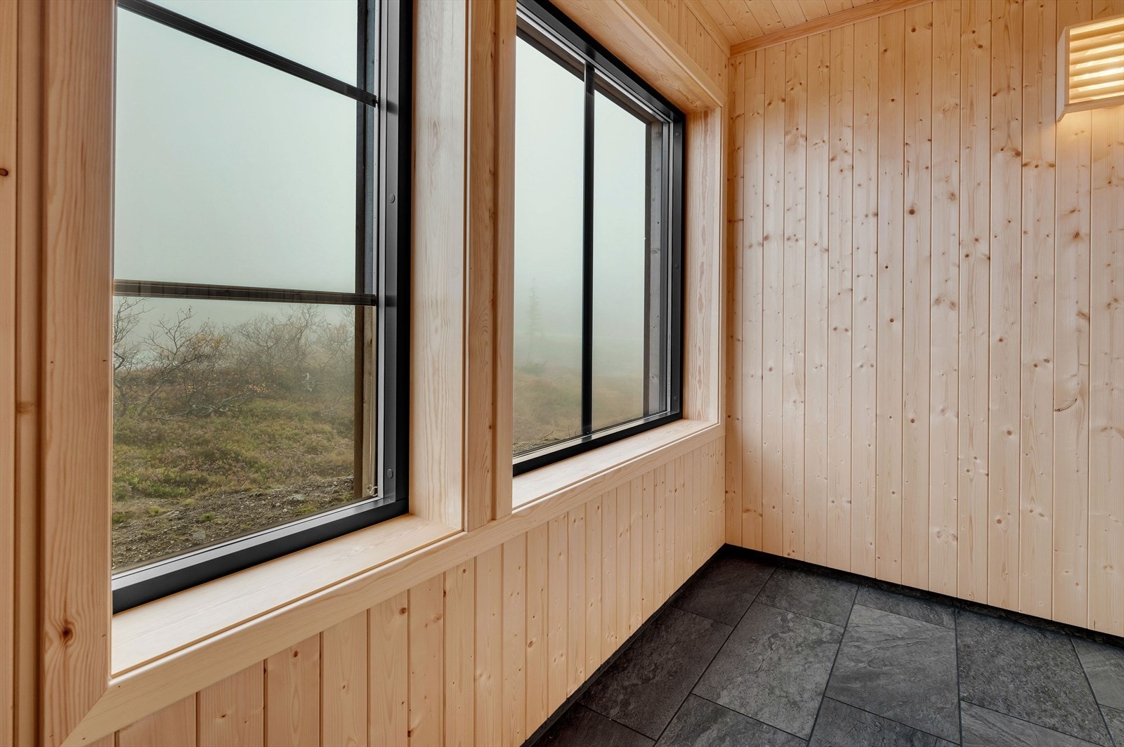 Badstuen har store vinduer mot en vanligvis fin utsikt. Når bildet ble tatt var det usjenerende forhold. Galleribilde
