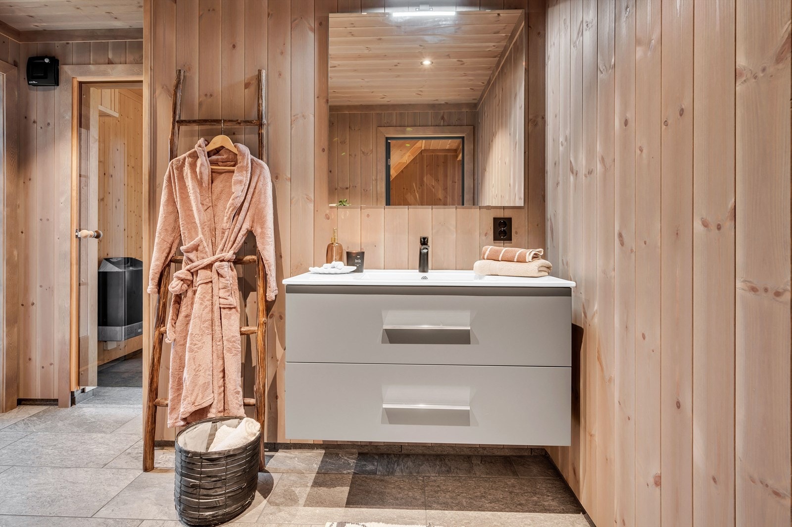 Hovedbadet er tilknyttet badstuen og har egen utgang til terrassen. Galleribilde