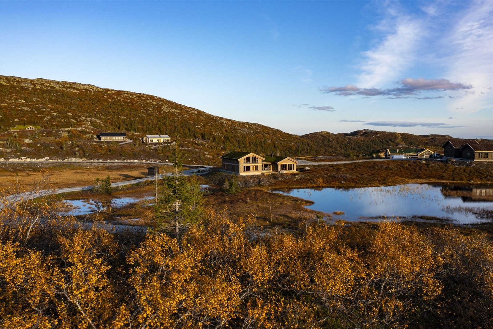 Skiløypene passerer rett ved tjernet. Så her kan man spenne på seg skiene rett ved hytta. Galleribilde