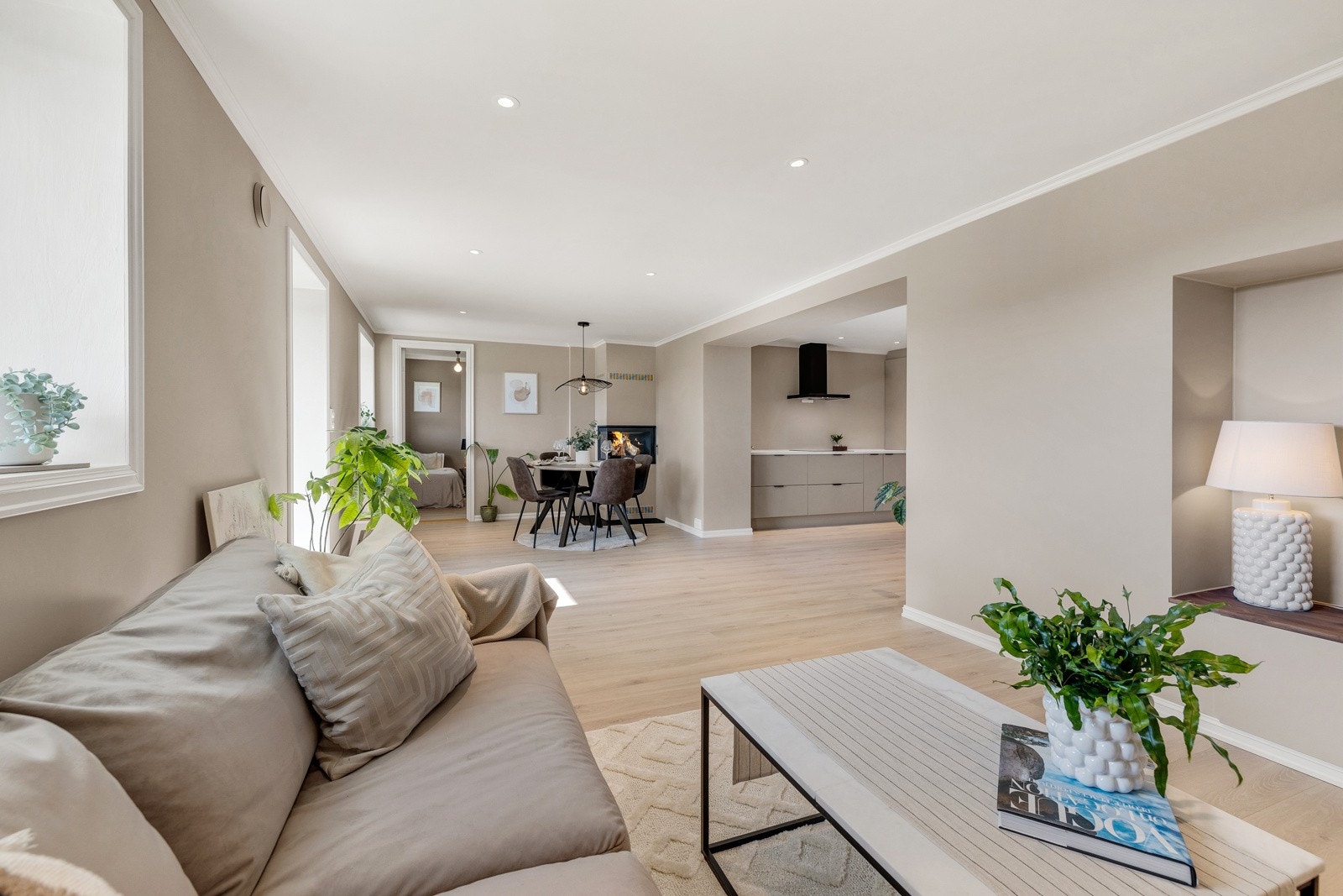 Gulvet er belagt med slitesterk en-stavs laminat og veggene har slette malte flater i tidsriktige fargetoner. Galleribilde