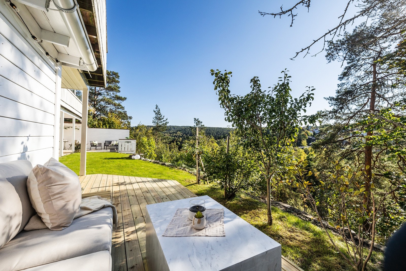 Eiendommen ligger høyt og fritt, og har fin utsikt fra solrik hage og terrasse. Galleribilde
