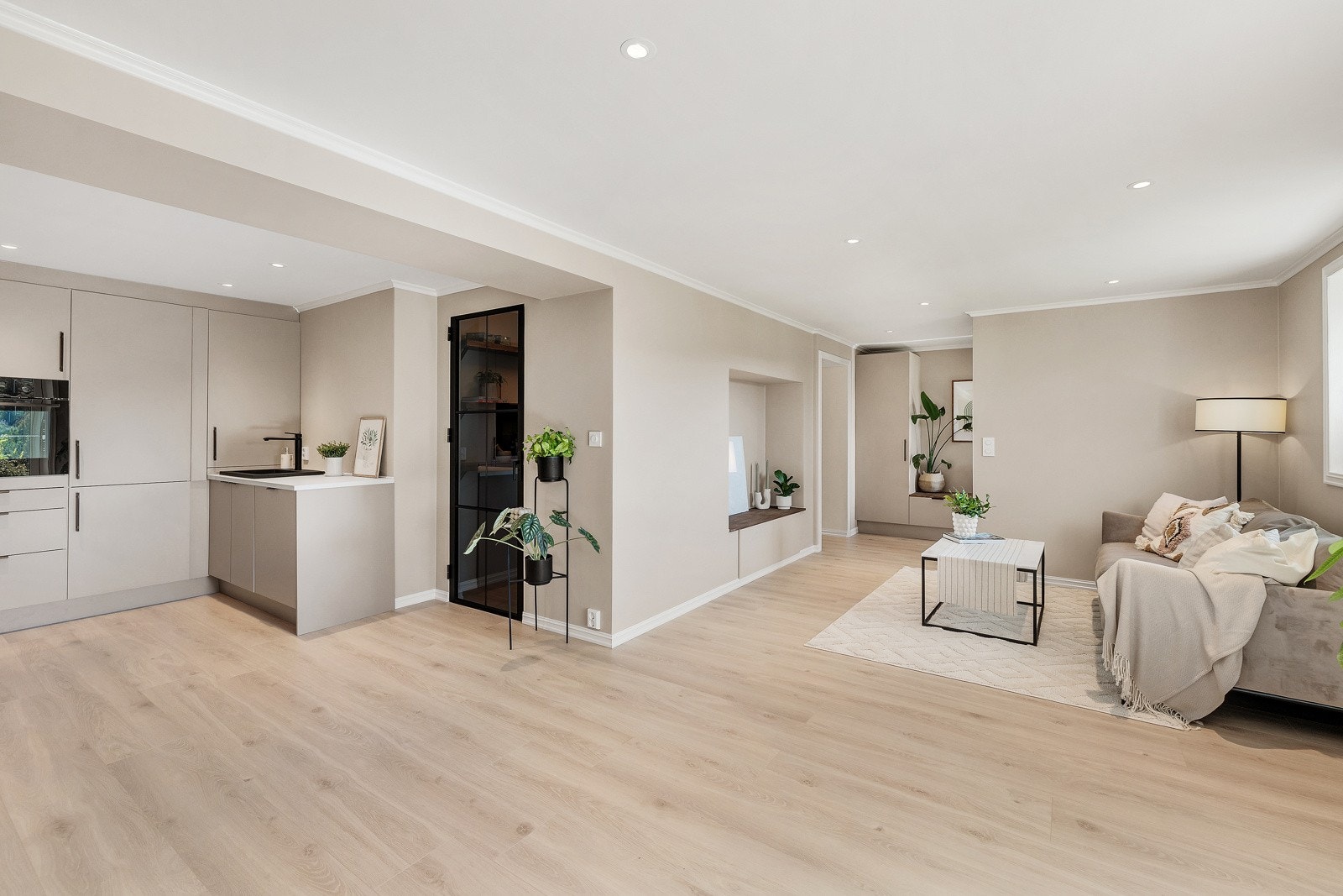 Åpen løsning mot kjøkkenet gjør dette til et sosialt og romslig oppholdsrom. Galleribilde