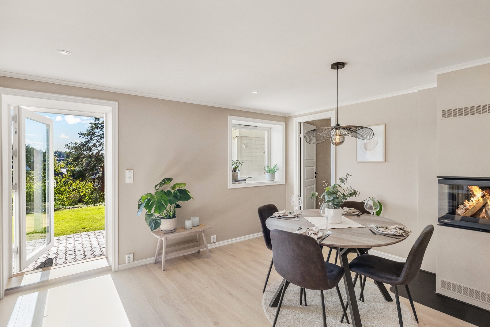 God plass til spisebord tilknyttet kjøkkenet. Galleribilde