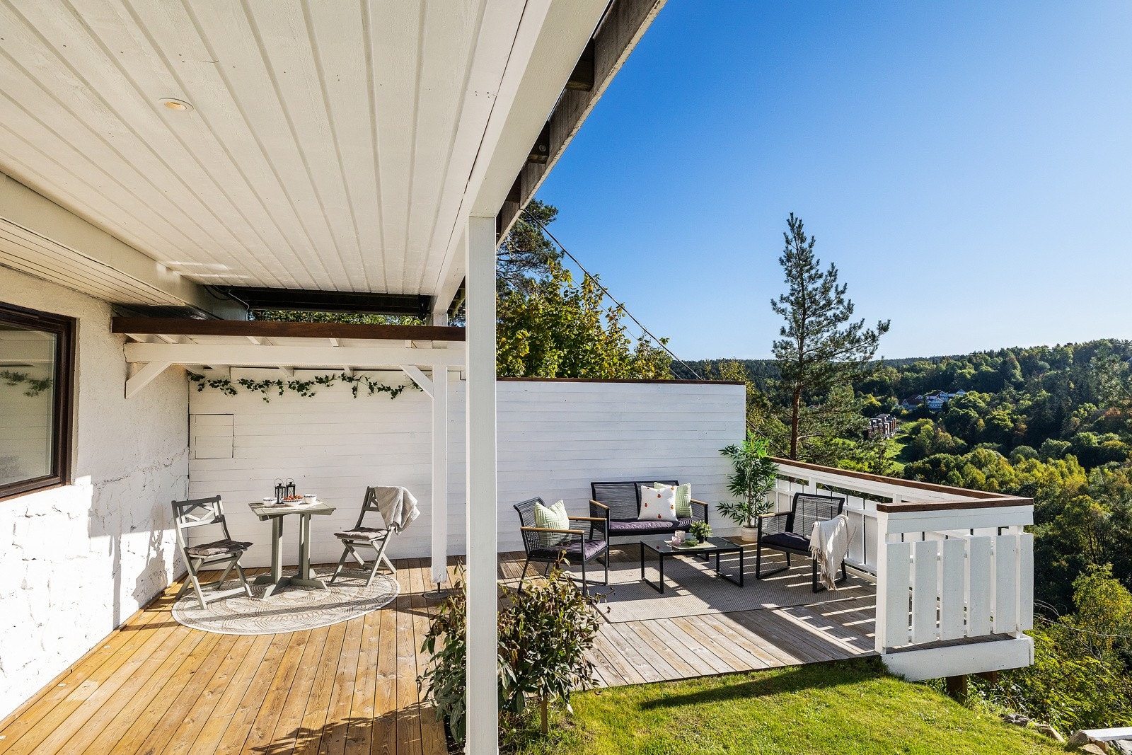 Her er det gode solforhold og du har plass til spisebord, loungemøblement, grill og beplantning. Galleribilde