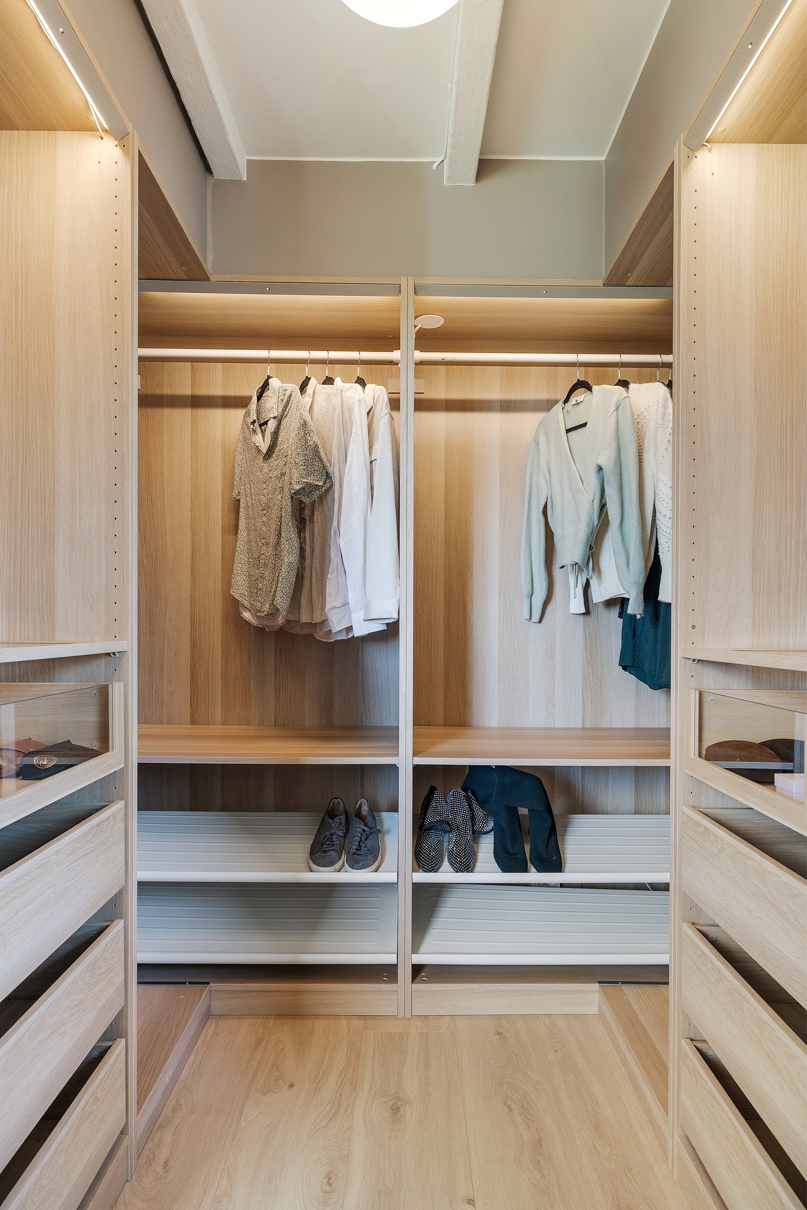 Med åpen garderobe skaper man et ryddig og luftig uttrykk. Galleribilde