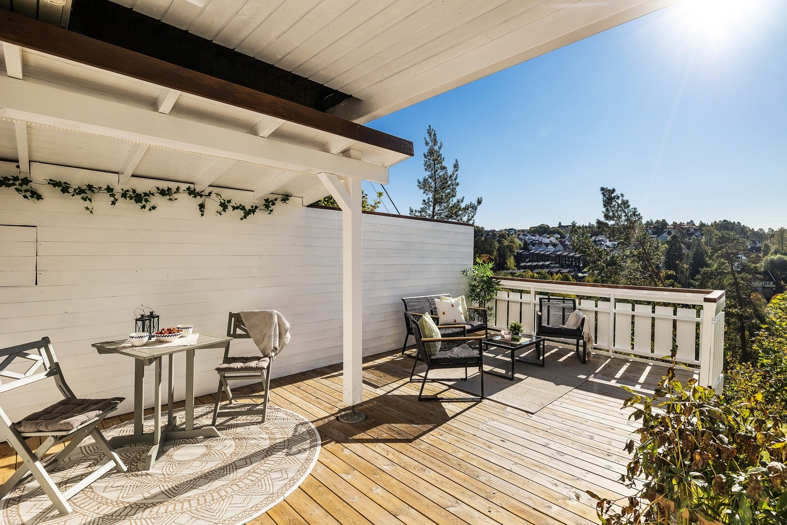 Fra stuen kommer du til den fantastiske uteplassen som har terrasseplatting på ca. 25 m2, hellelagt platting på ca. 35 m2 og flott plen. Galleribilde