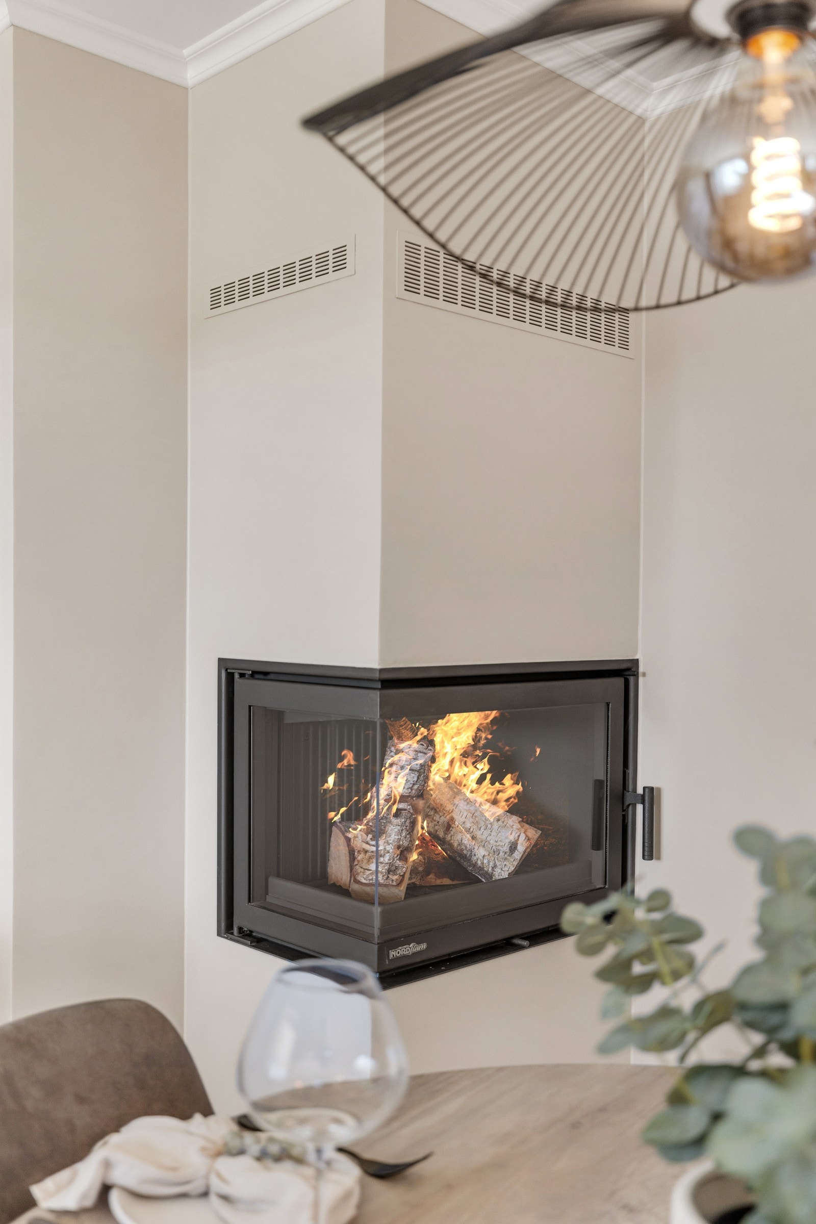 På kalde vinterdager varmer den moderne peisovnen godt og sprer mye hygge. Galleribilde