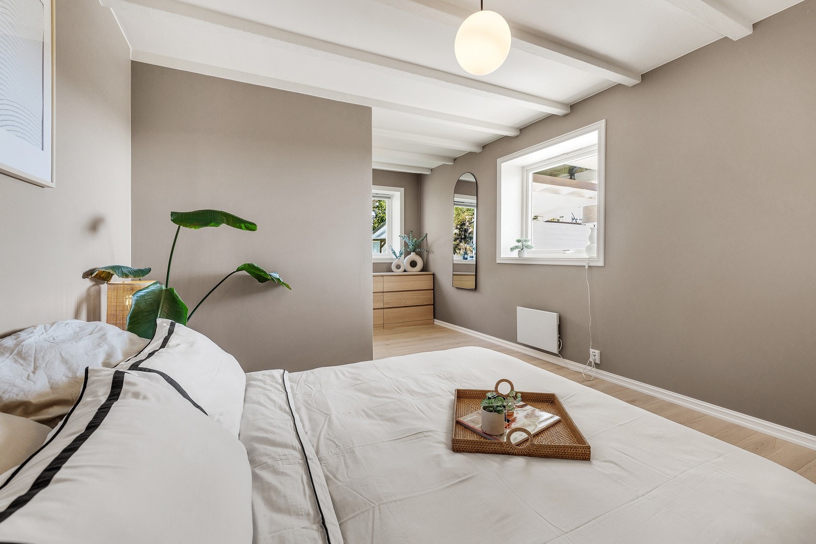 Her er det god plass til dobbeltseng med tilhørende nattbord. Galleribilde