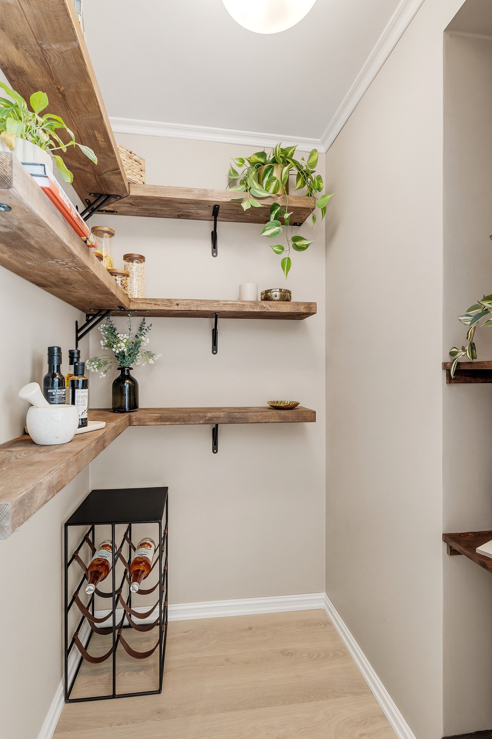 Moderne dør med glass og boden er innredet med hyller i heltre. Galleribilde