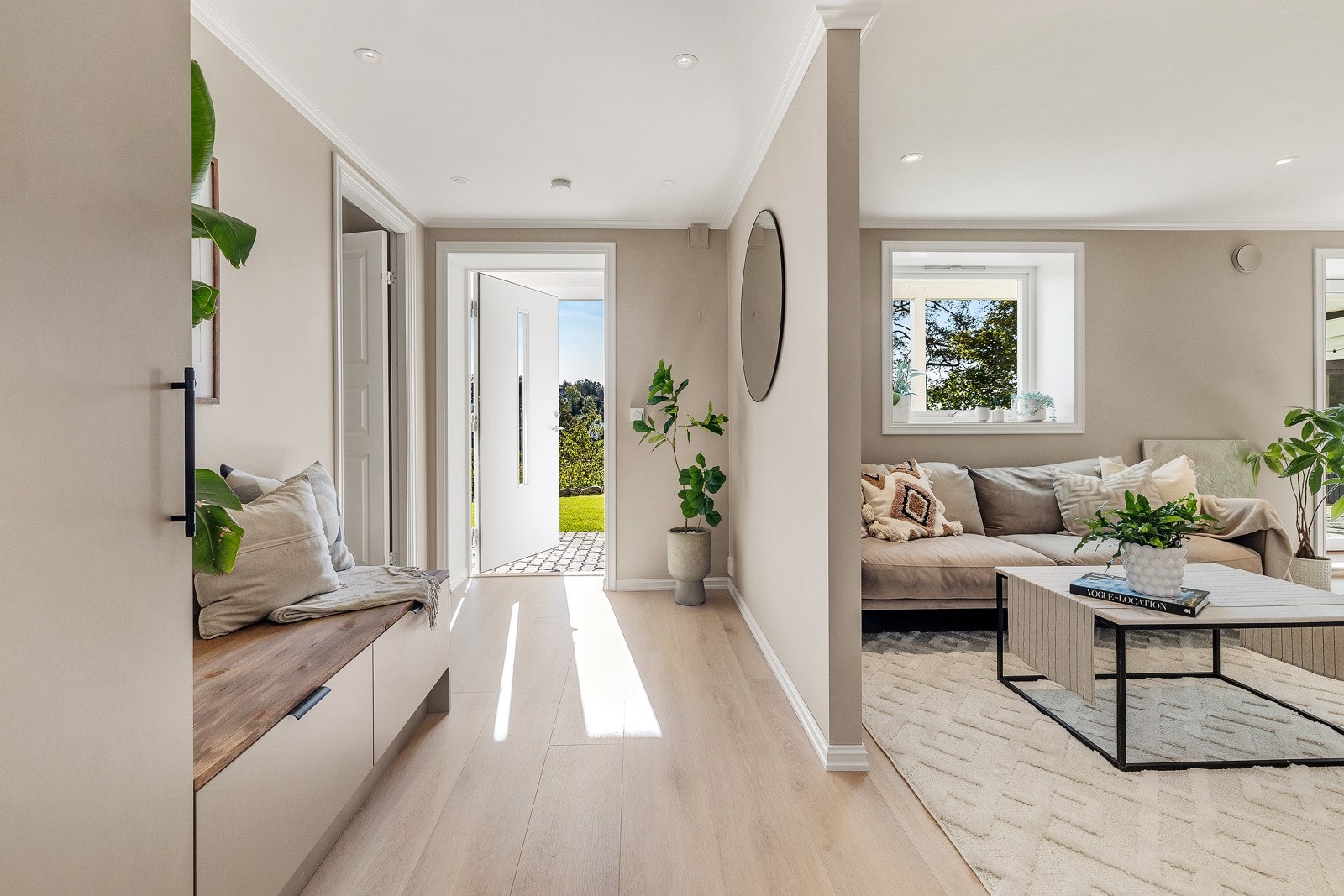 Det er god plass til å henge fra seg yttertøy og sette fra seg sko i fastmontert garderobeskap og praktisk sittebenk med skuffer. Galleribilde