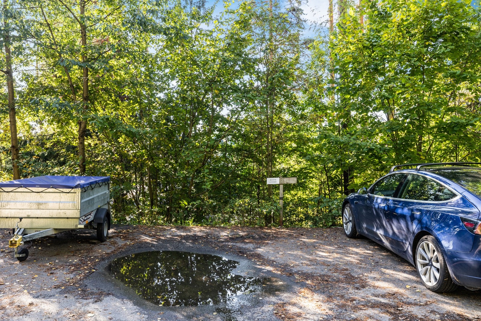 Det medfølger 1 parkeringsplass, som det betales 550,- pr. mnd til sameiet for å ha tilgang til. Sameiet har også gjesteparkering. Galleribilde