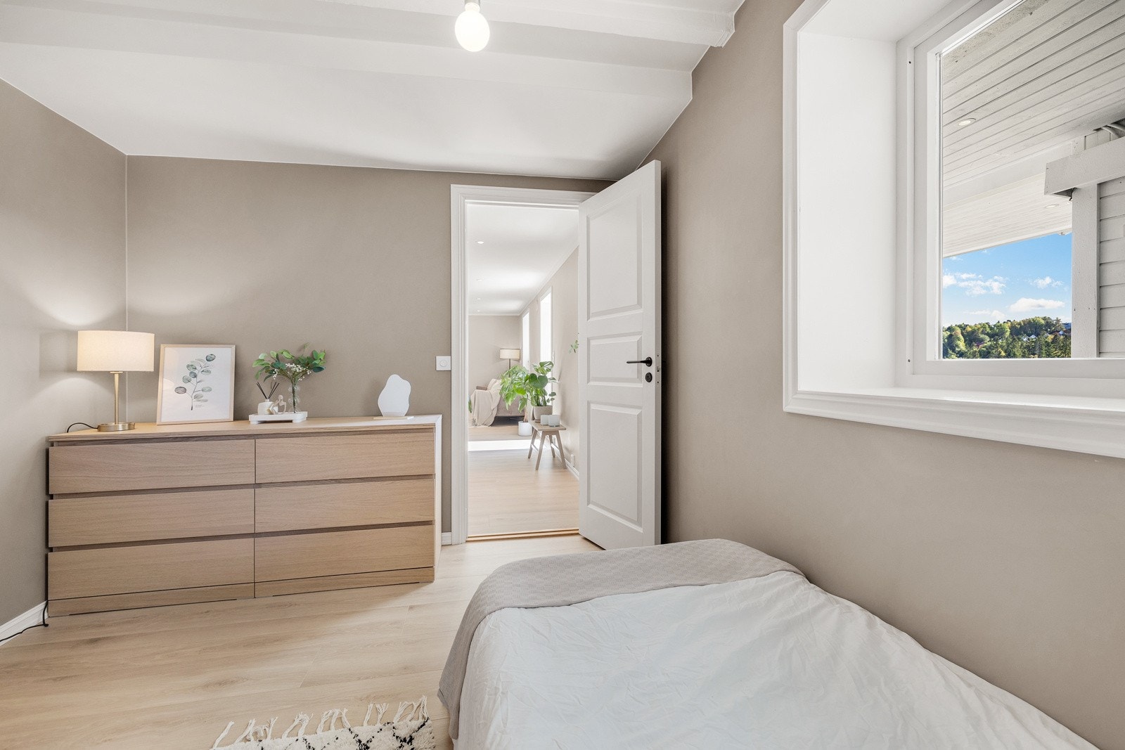 Her er det plass til enkeltseng, kontorpult og klesskap. Galleribilde