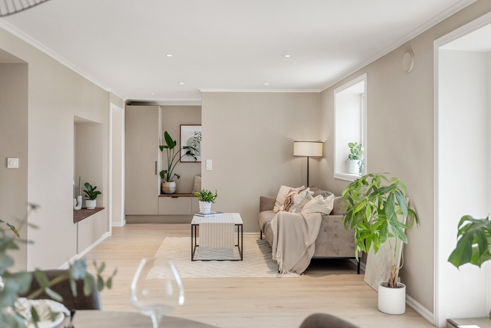 Hele leiligheten er totalrenovert i 2023 og holder en gjennomgående høy og påkostet standard. Galleribilde