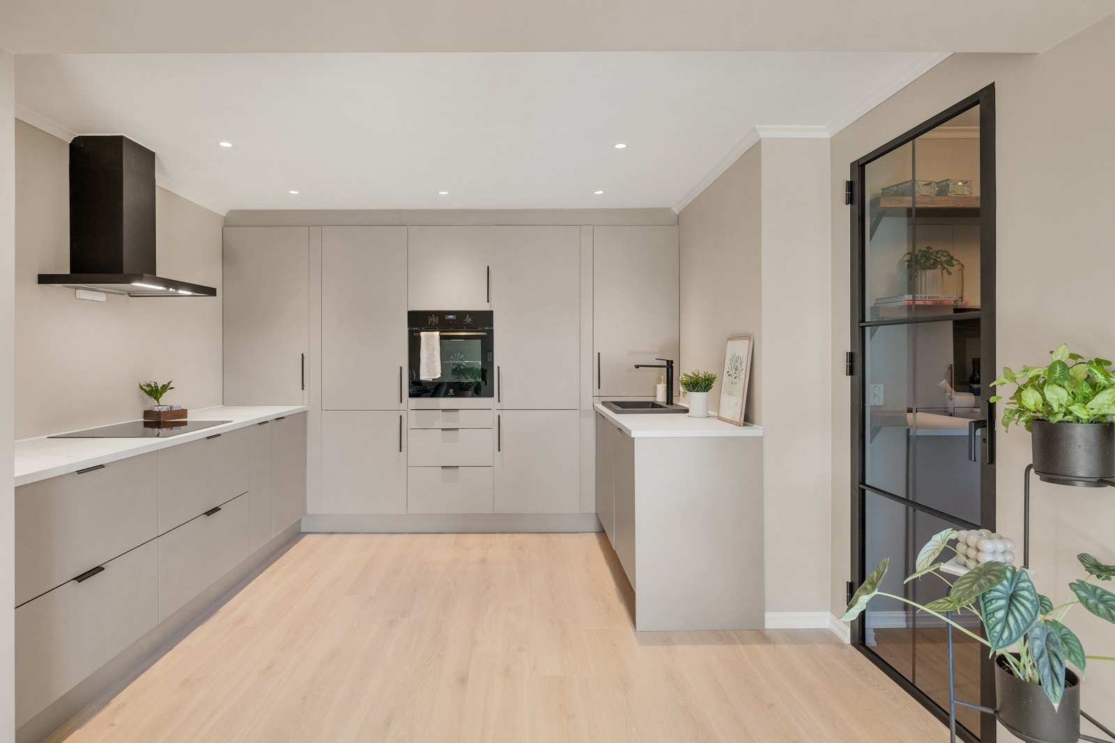 Kjøkkenet som er fra 2023 har slette fronter i en moderne fargetone og benkeplate i laminat. Galleribilde