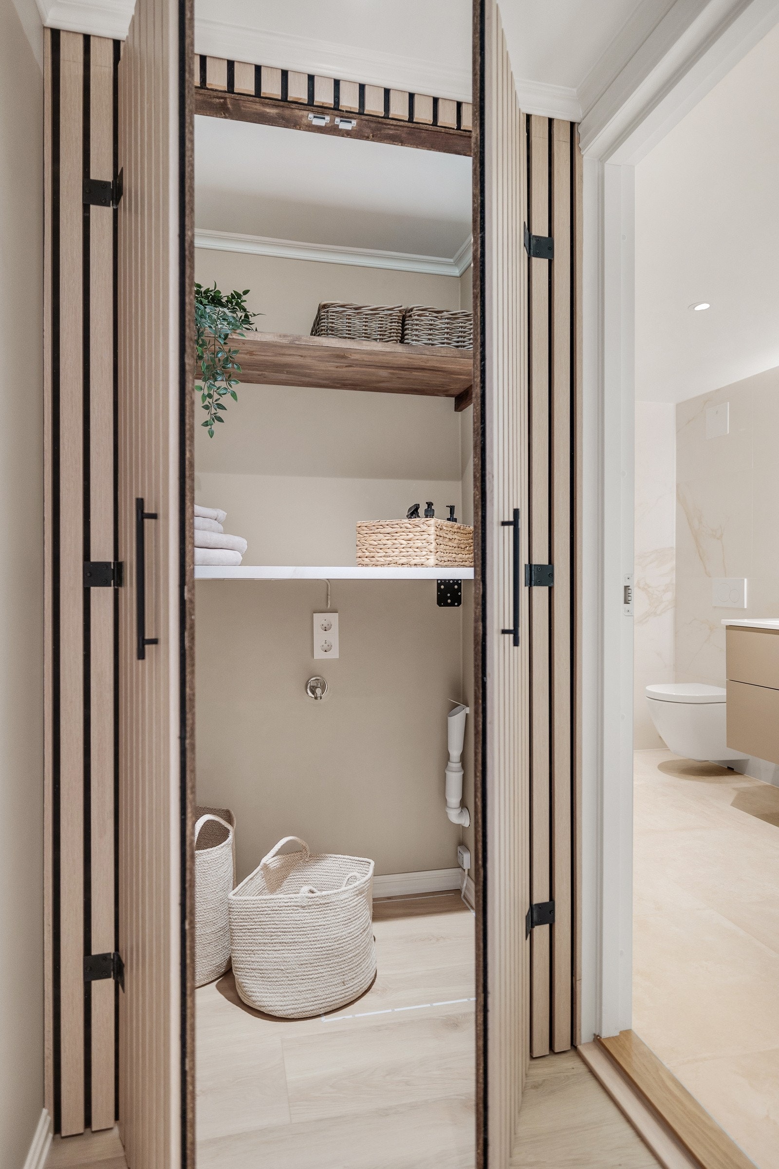 Lekre dører med spiler skjuler det lille vaskerommet på en smart måte. Galleribilde