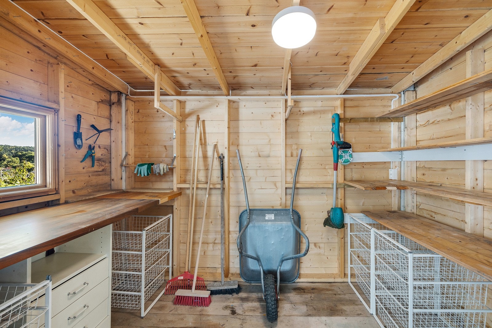 Fra terrassen er det tilgang til en utebod på ca. 5 m² med god plass til verktøy, gressklipper og for eksempel vinterdekk. Galleribilde