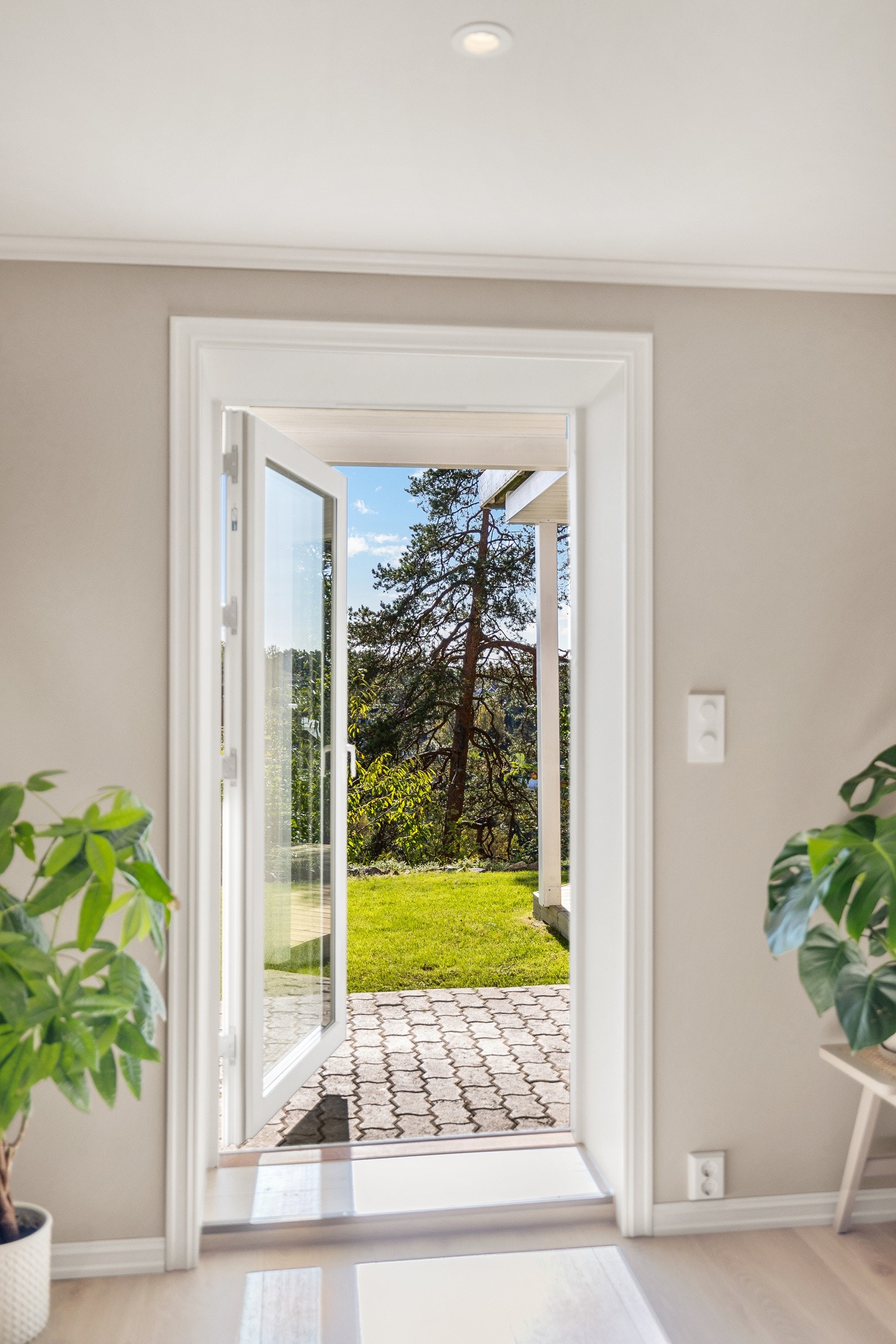 På sommeren er den store uteplassen en fin forlengelse av boligen. Galleribilde