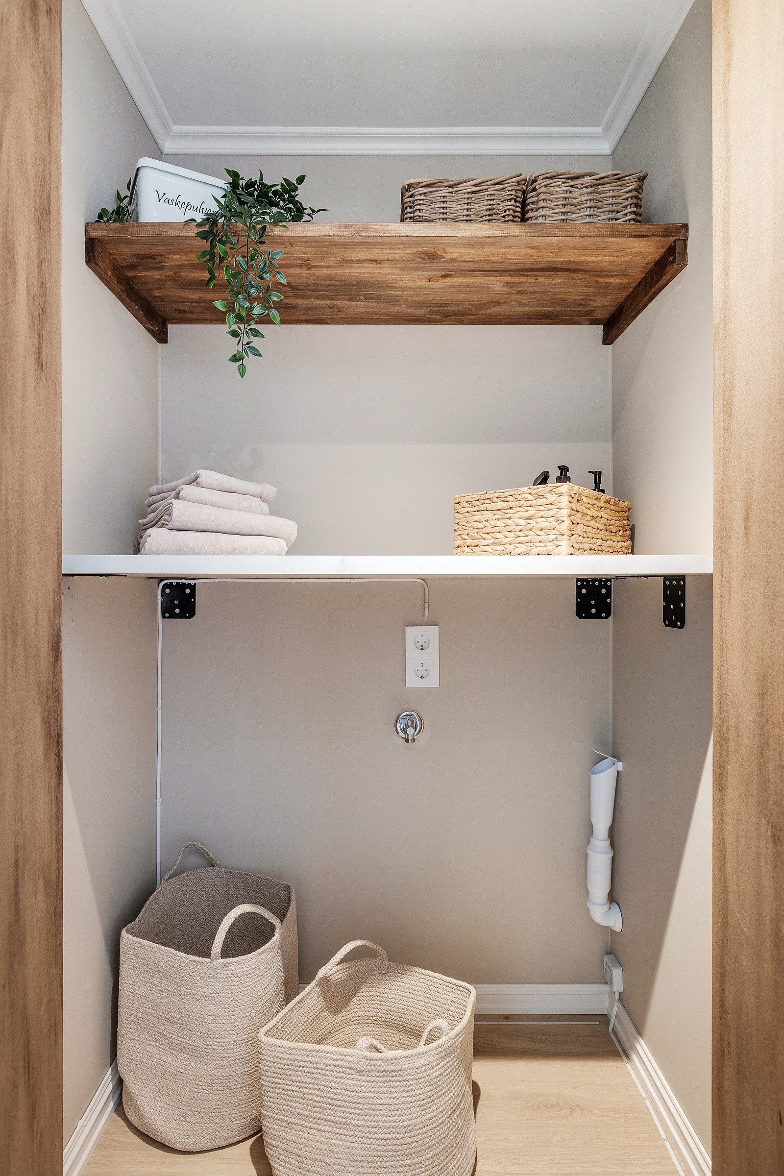 Opplegg til vaskemaskin (med waterguard), åpne hyller og plass til skittentøyskurv. Galleribilde