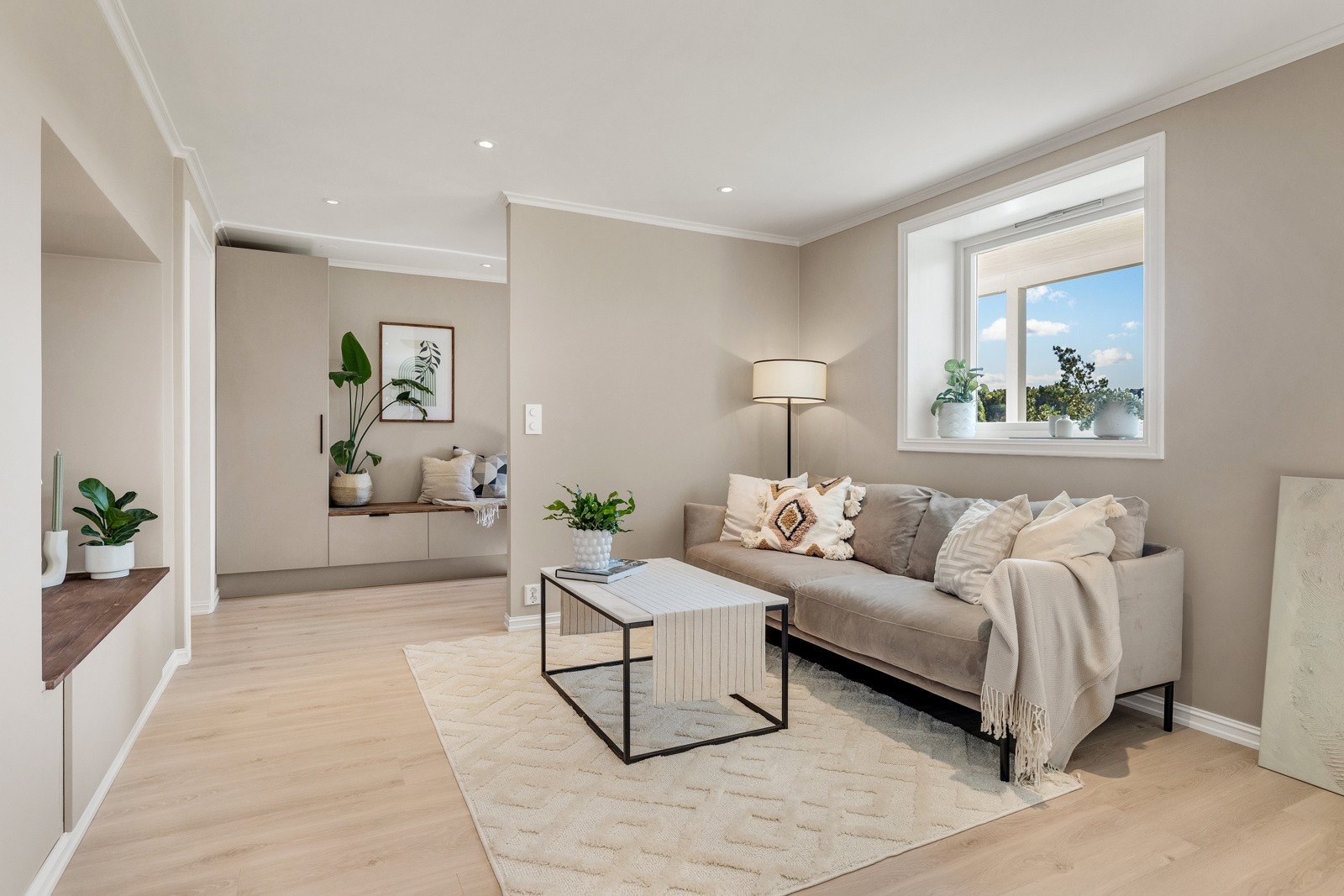 Lys og innbydende stue med utgang til terrassen og hagen utenfor. Galleribilde