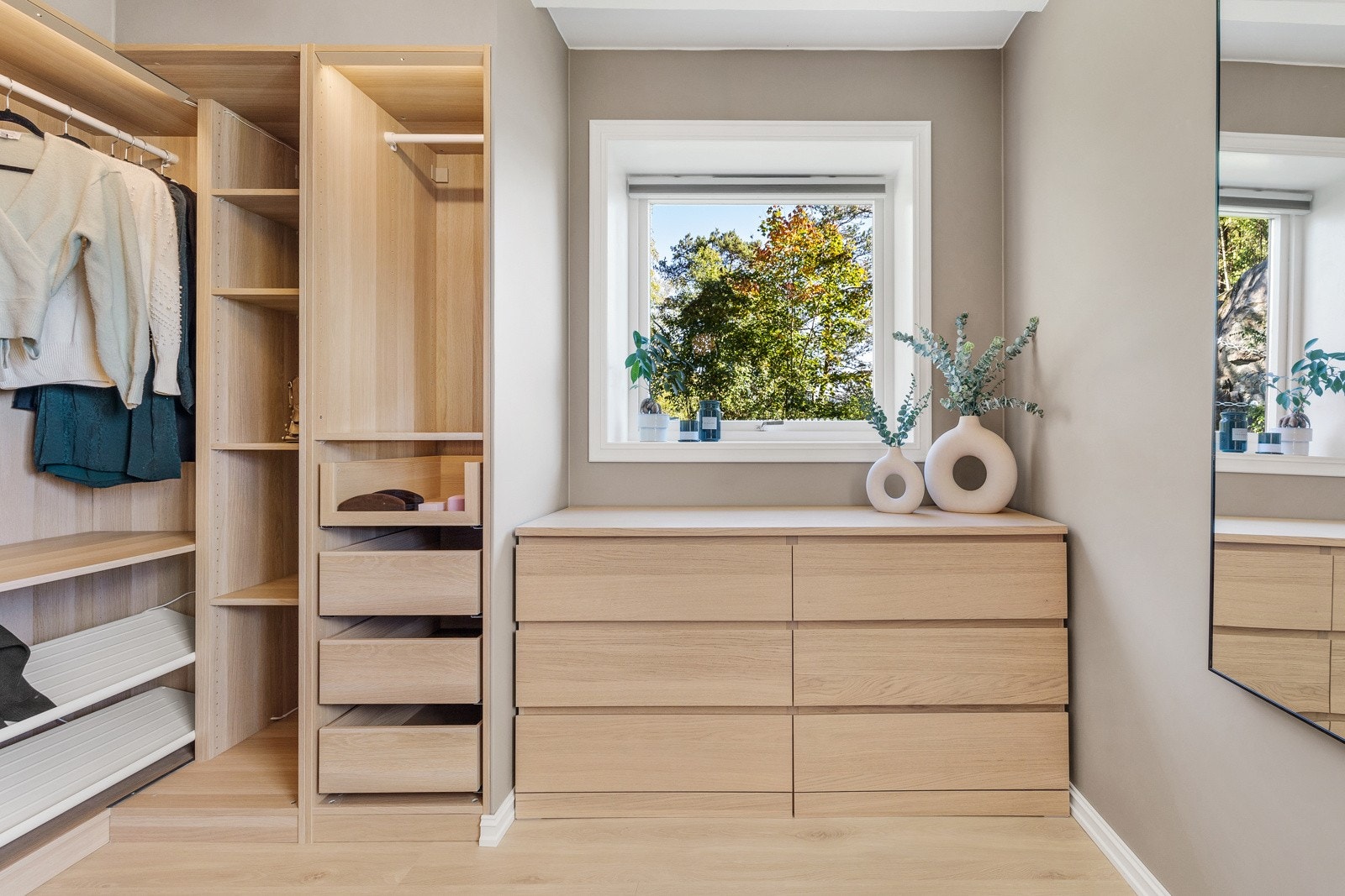 Her er det rikelig med garderobeplass for både han og henne! Galleribilde