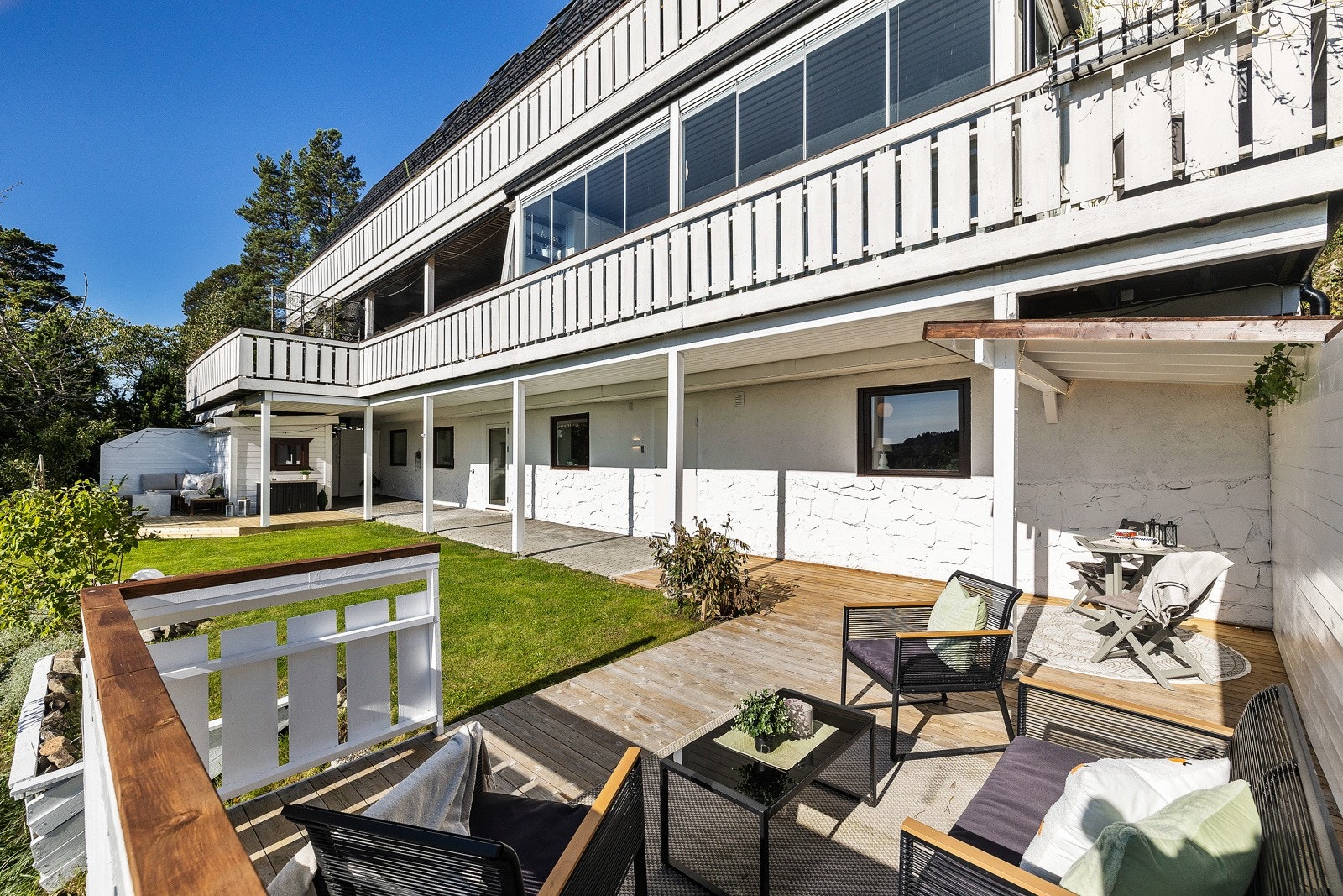 Fellesarealer er opparbeidet og beplantet med gressplen. Galleribilde