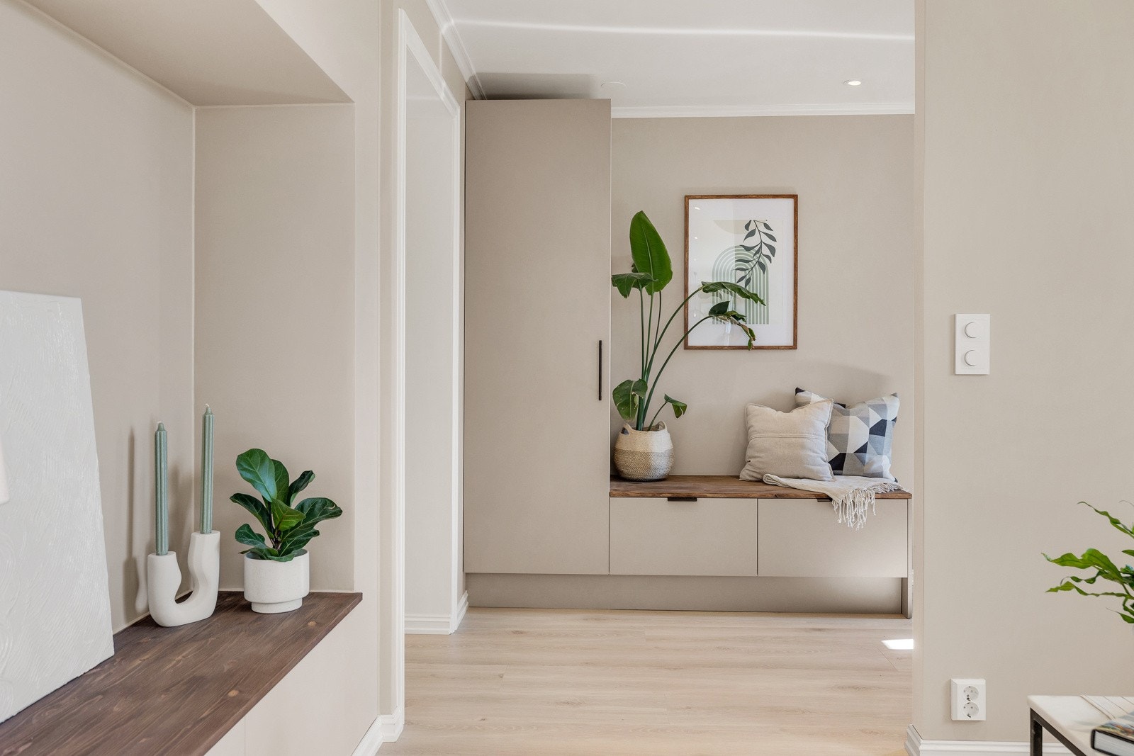 Når du kommer inn i boligen, er det første du møter en lys og romslig entré. Galleribilde