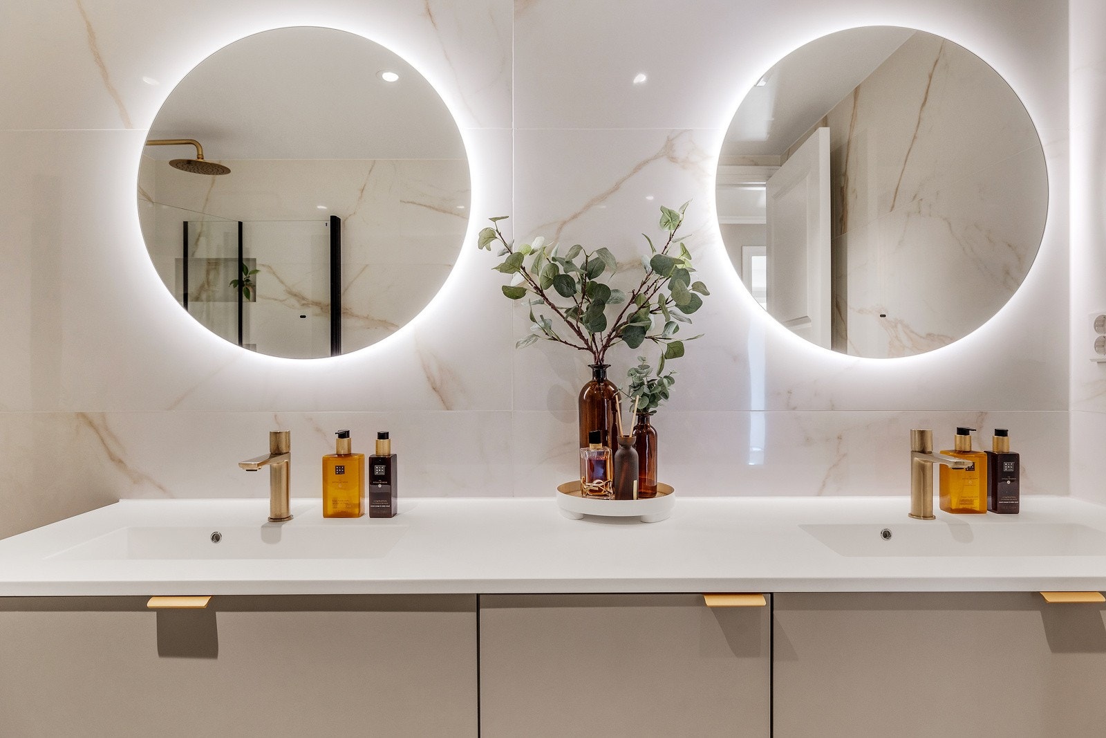 Badet er romslig og stilsikkert med store fliser på gulv og lekre marmorfliser på vegg. Galleribilde