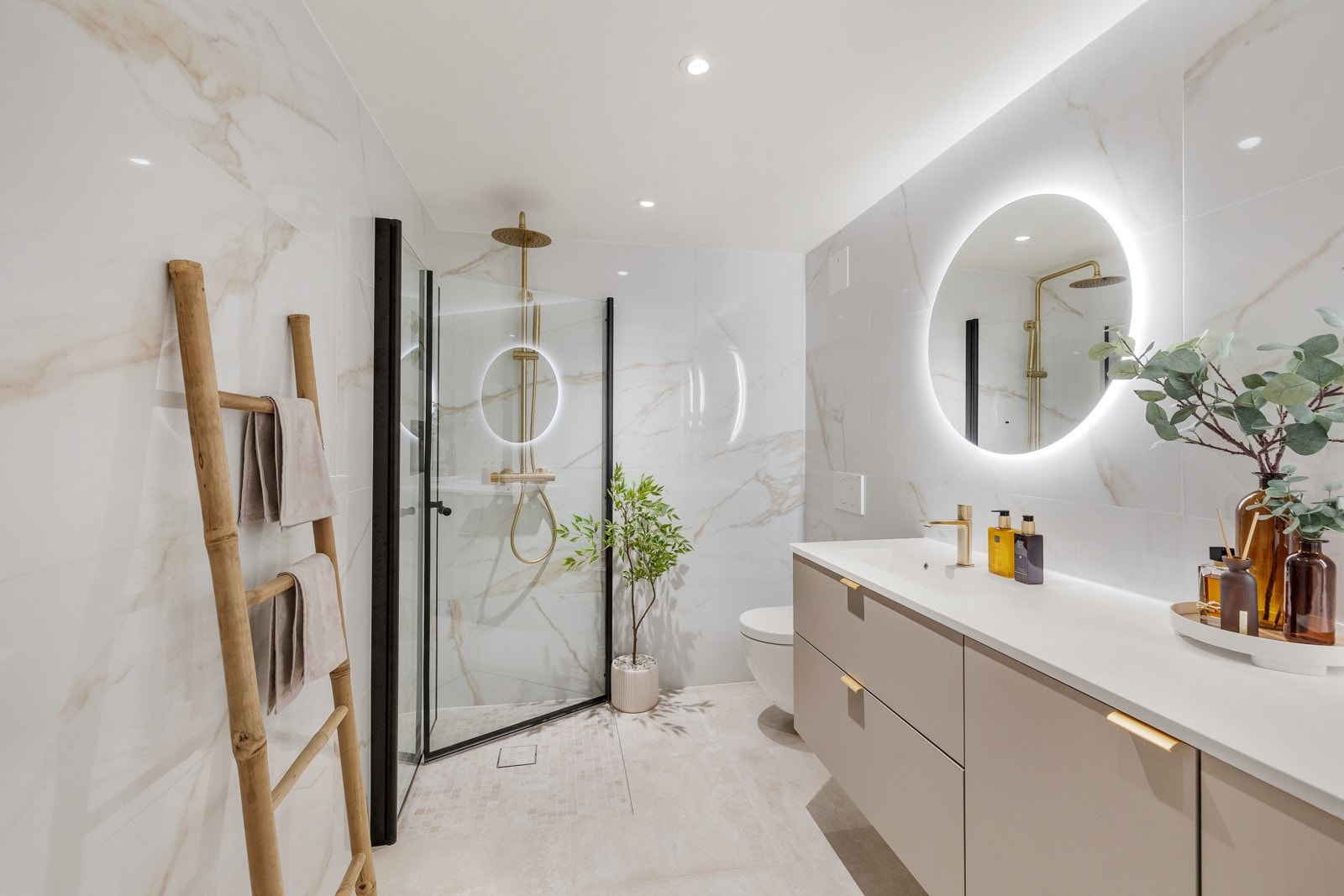 Badet er pusset opp i 2023 av fagfolk. Dokumentasjon foreligger. Galleribilde