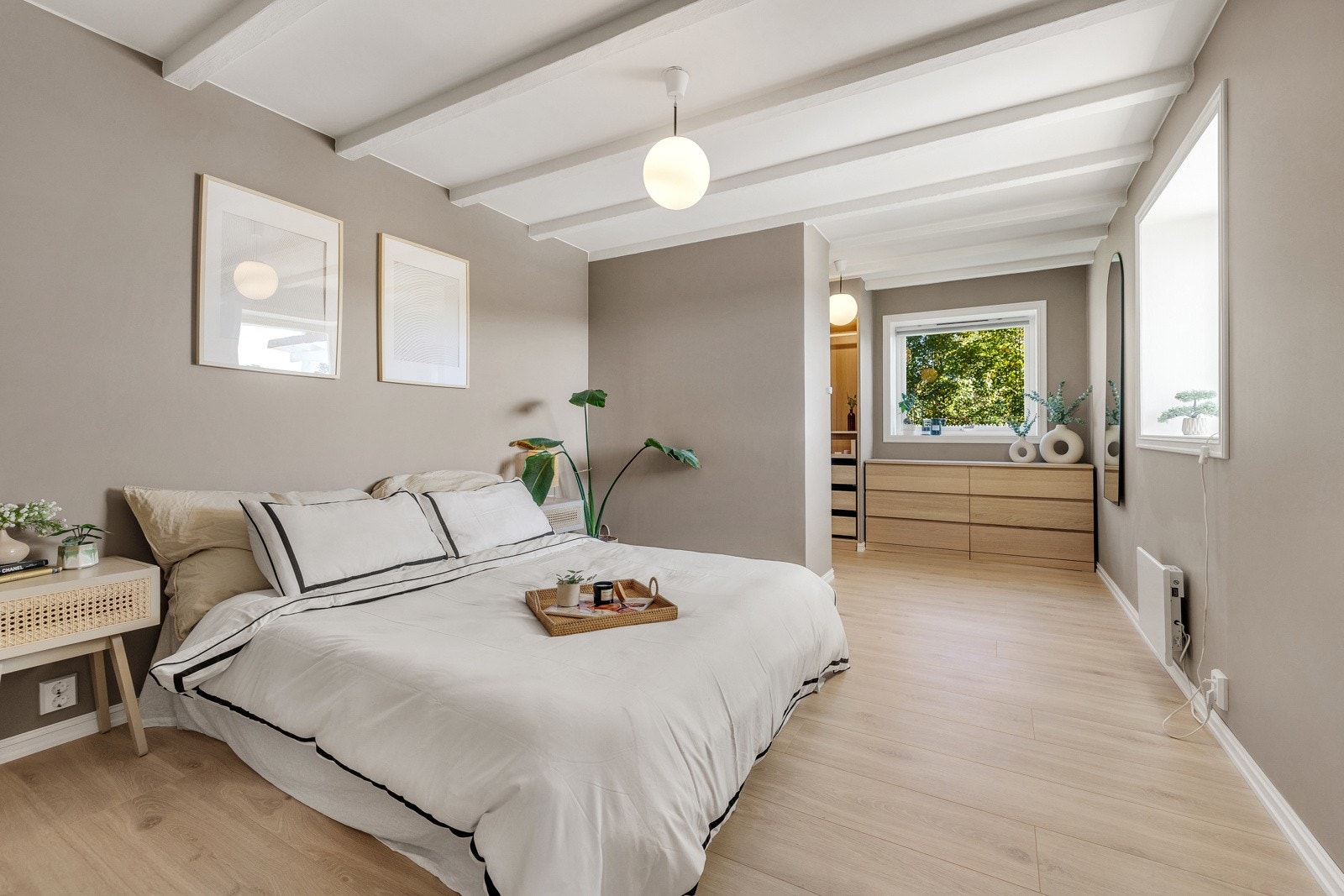 Soverommet er svært romslig og innbydende med behagelig fargevalg og god romfølelse Galleribilde