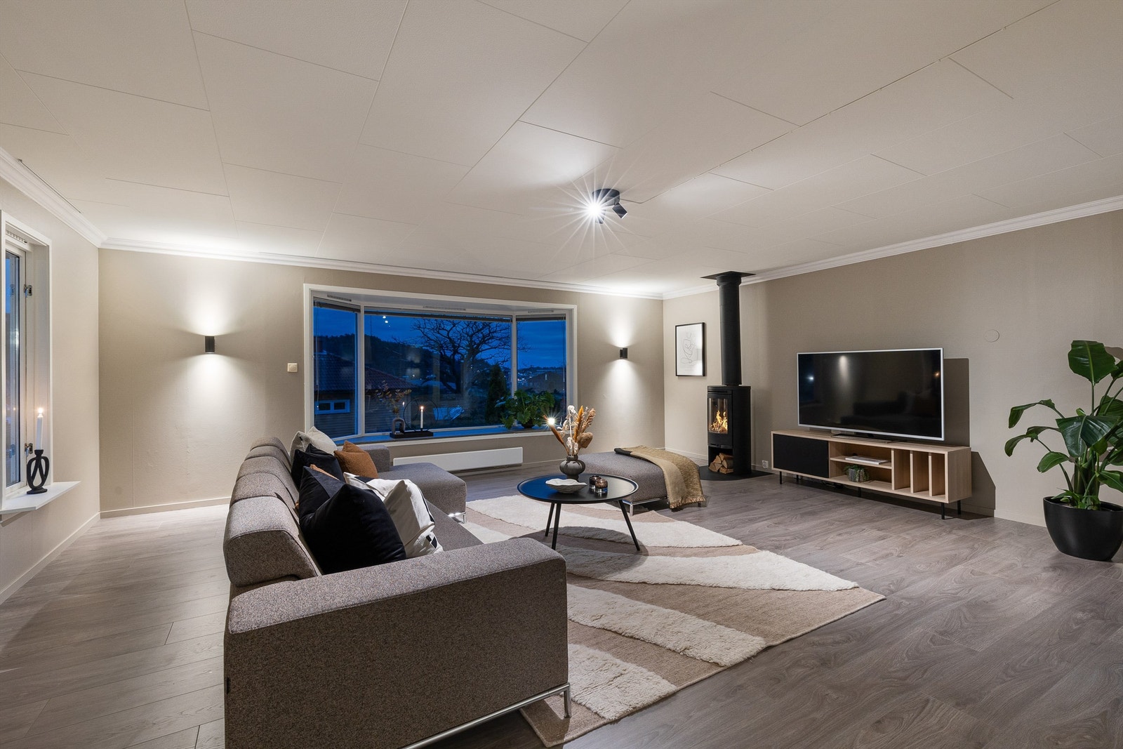 Det er montert vedovn i stue og på kjøkken Galleribilde