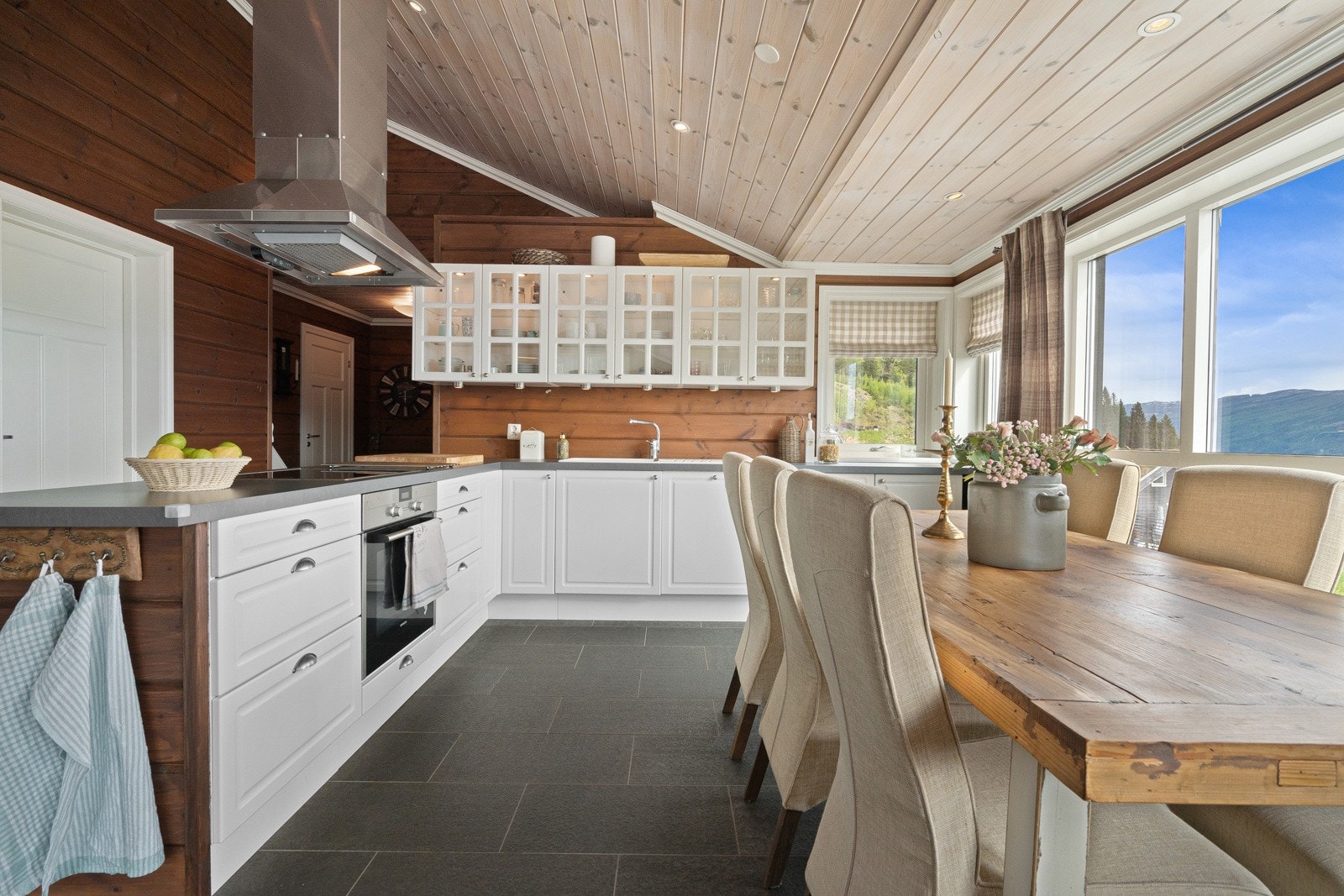 Kjøkken fra HTH med integrerte hvitevarer fra Siemens. Galleribilde