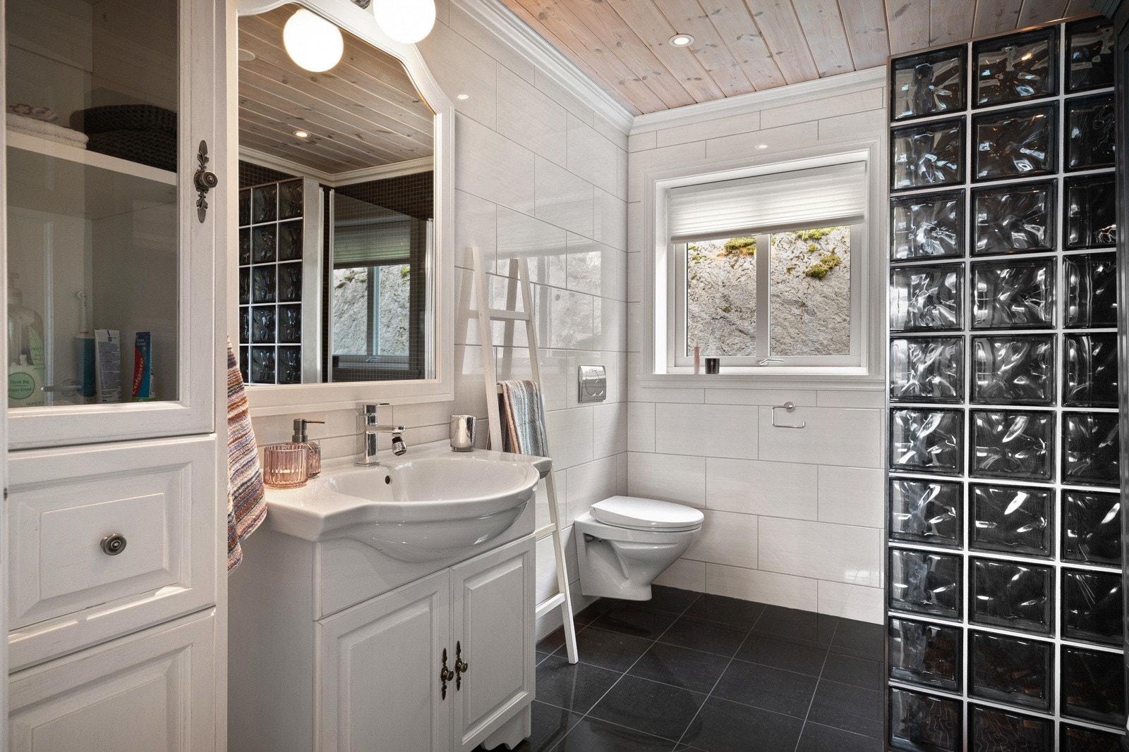 Helfliset bad med varme i gulv. Galleribilde