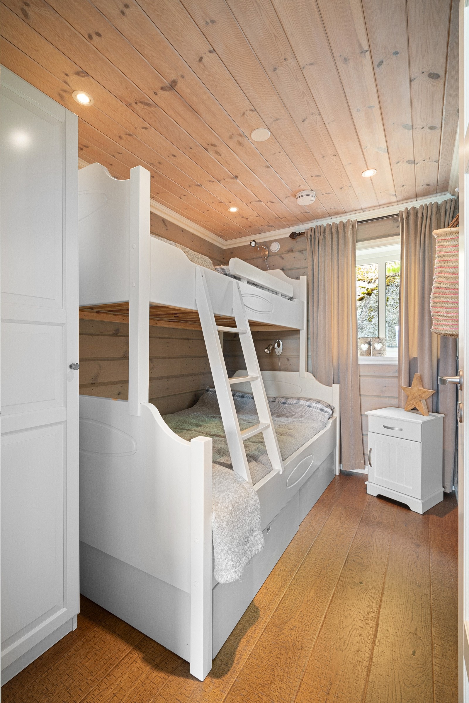 Soverom 2 med familiekøye og plass til tre sengeplasser. Galleribilde