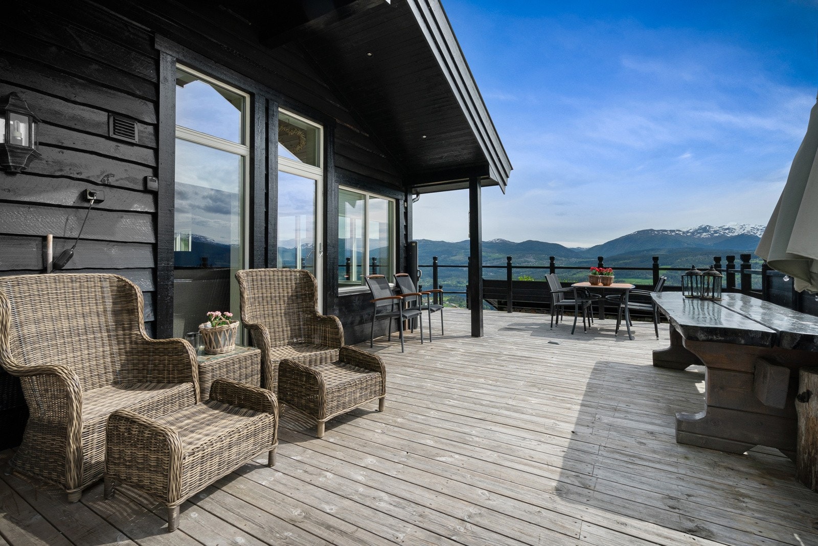 På terrassen har en mulighet til å møblere med spisebord, sittegrupper, samt lek for både store og små Galleribilde