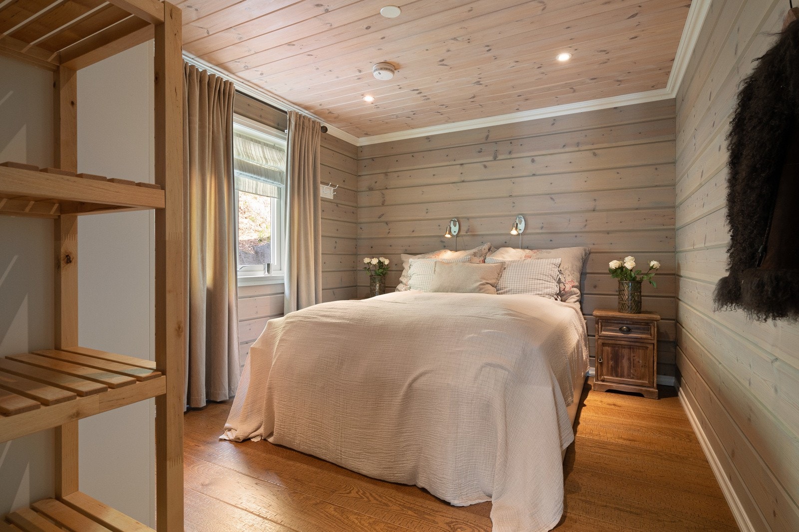 Hovedsoverom med dobbeltseng og garderobemuligheter Galleribilde