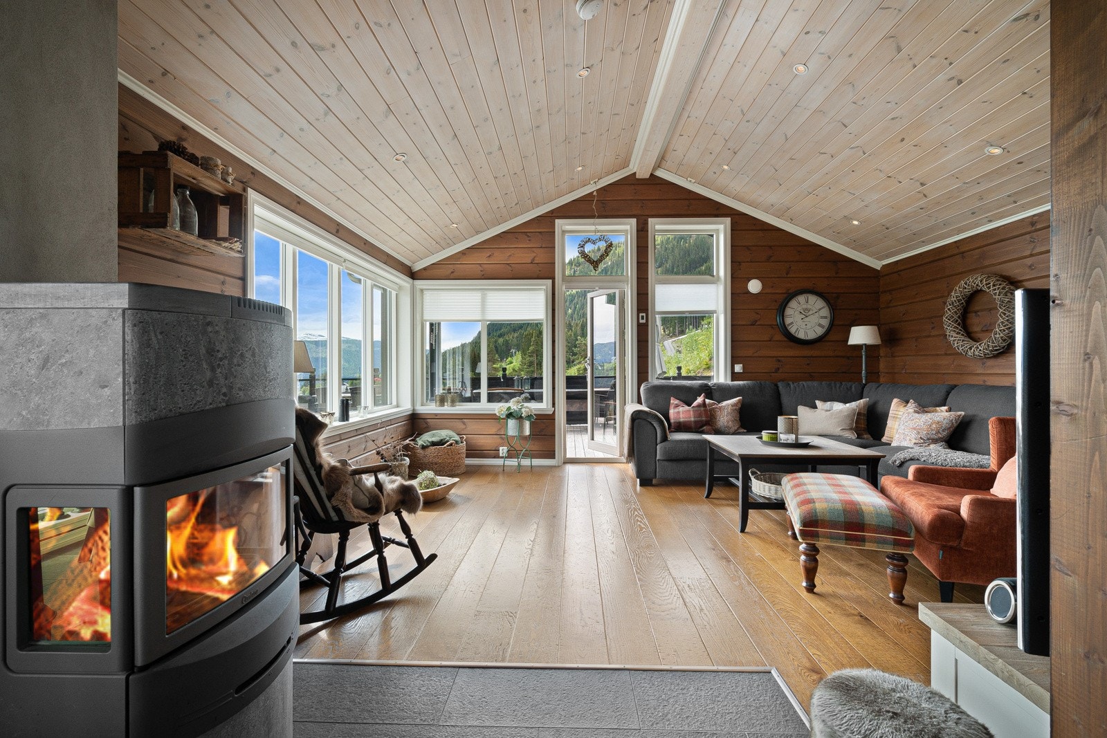 Stue med vedovn og generøs takhøyde Galleribilde