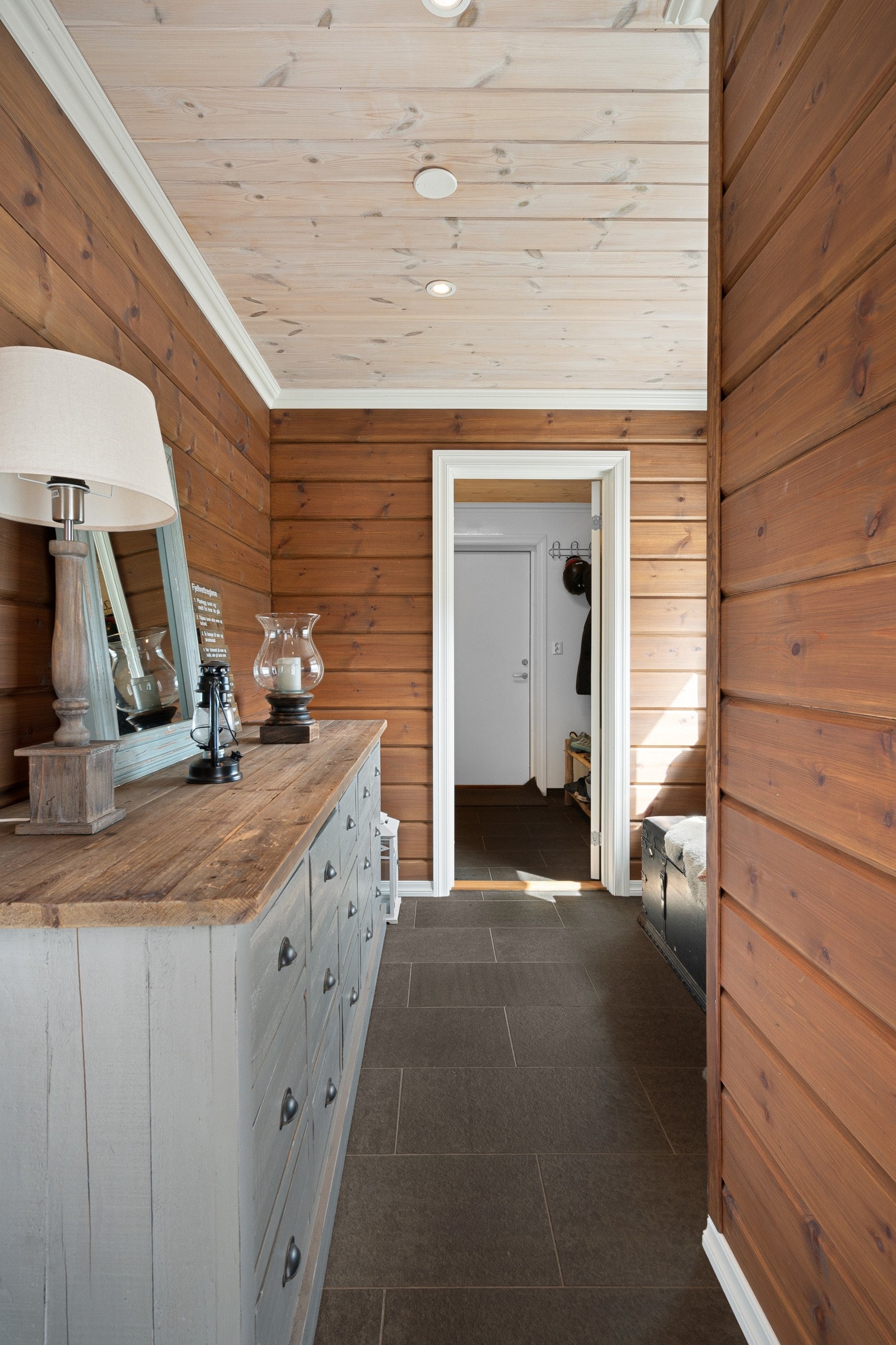 Entréen er fliser i gulv og varmekabler som er svært praktisk med skisko og våte jakker Galleribilde