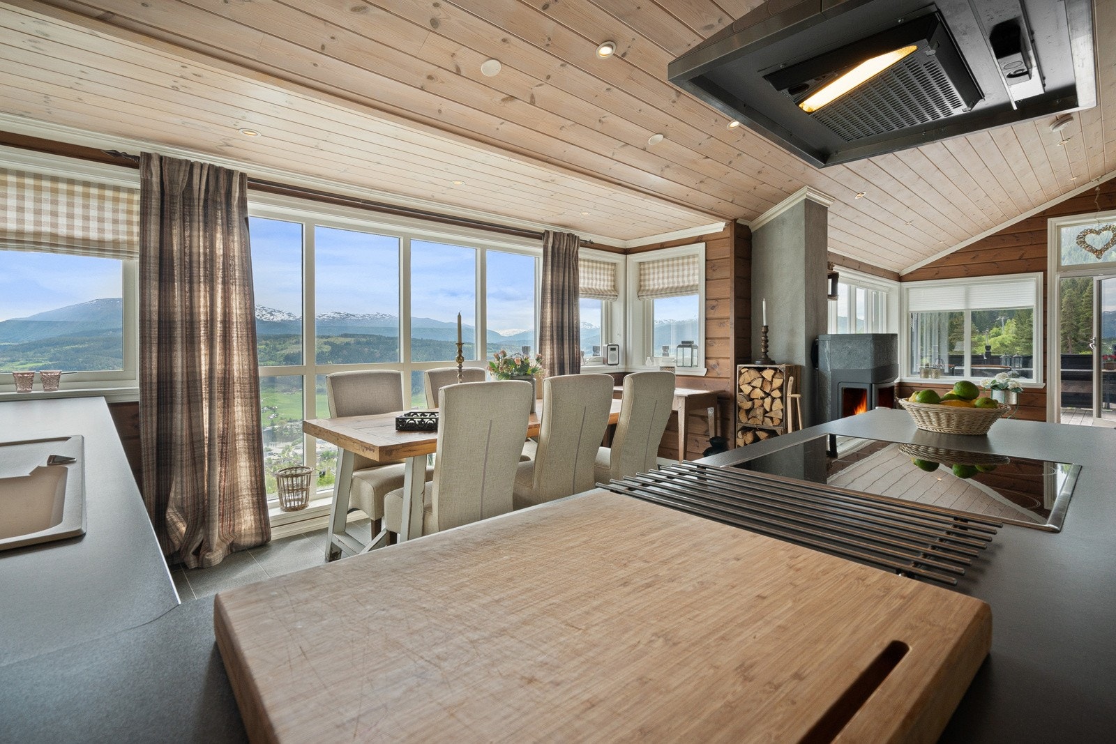 Stort kjøkken med plass til spisestue Galleribilde