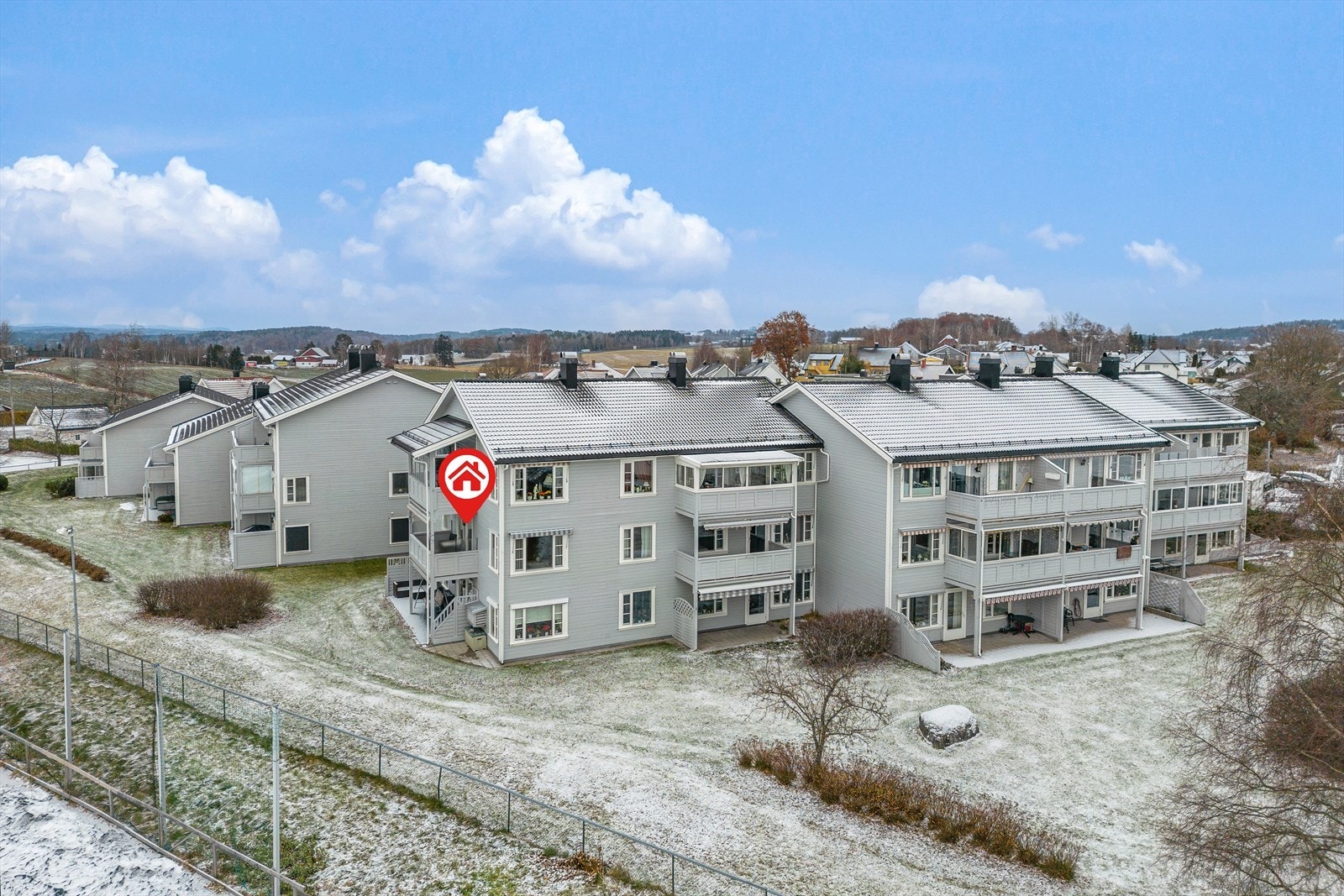 3 Roms hjørneleilighet med en flott, vestvendt beliggenhet i 2. etg. Bygget har heis. Galleribilde