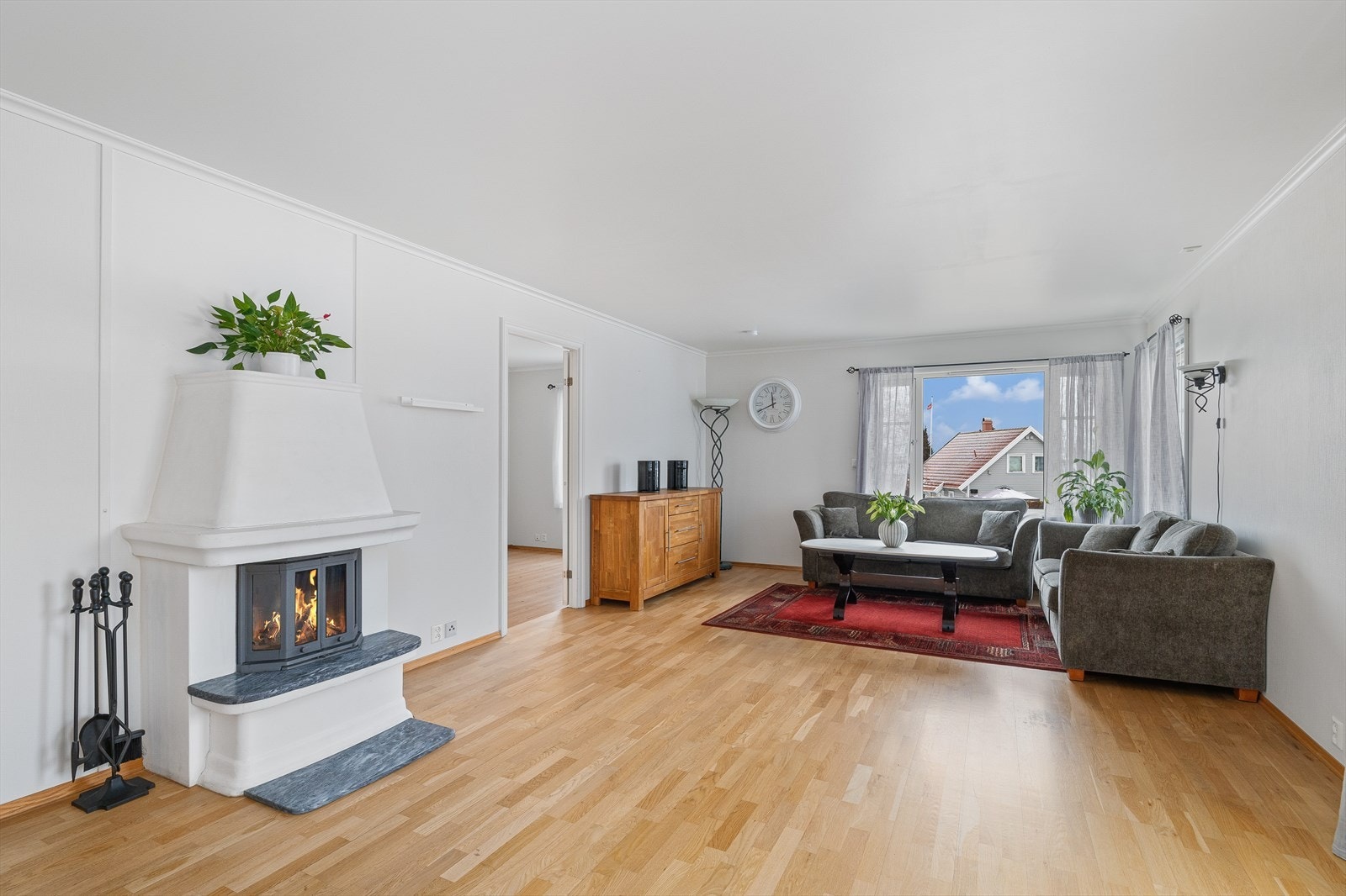 Romslig stue med plass til spisebord og sofagruppe. Galleribilde