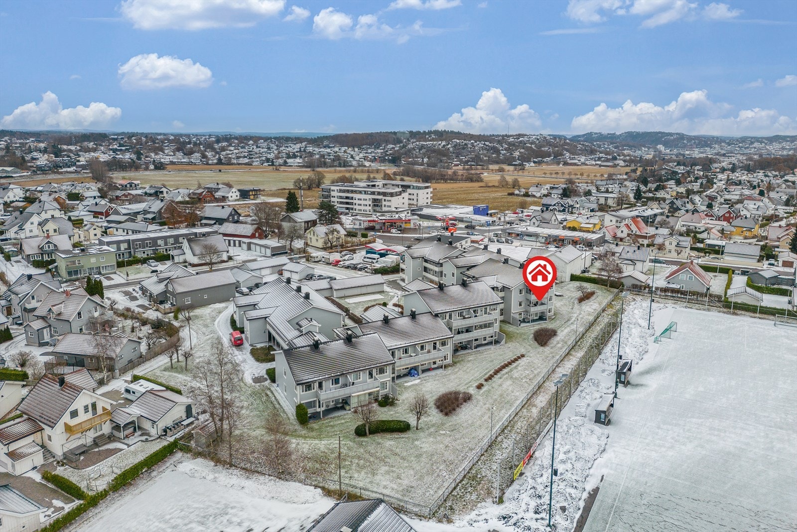 3 Roms hjørneleilighet med en flott, vestvendt beliggenhet i 2. etg. Bygget har heis. Galleribilde