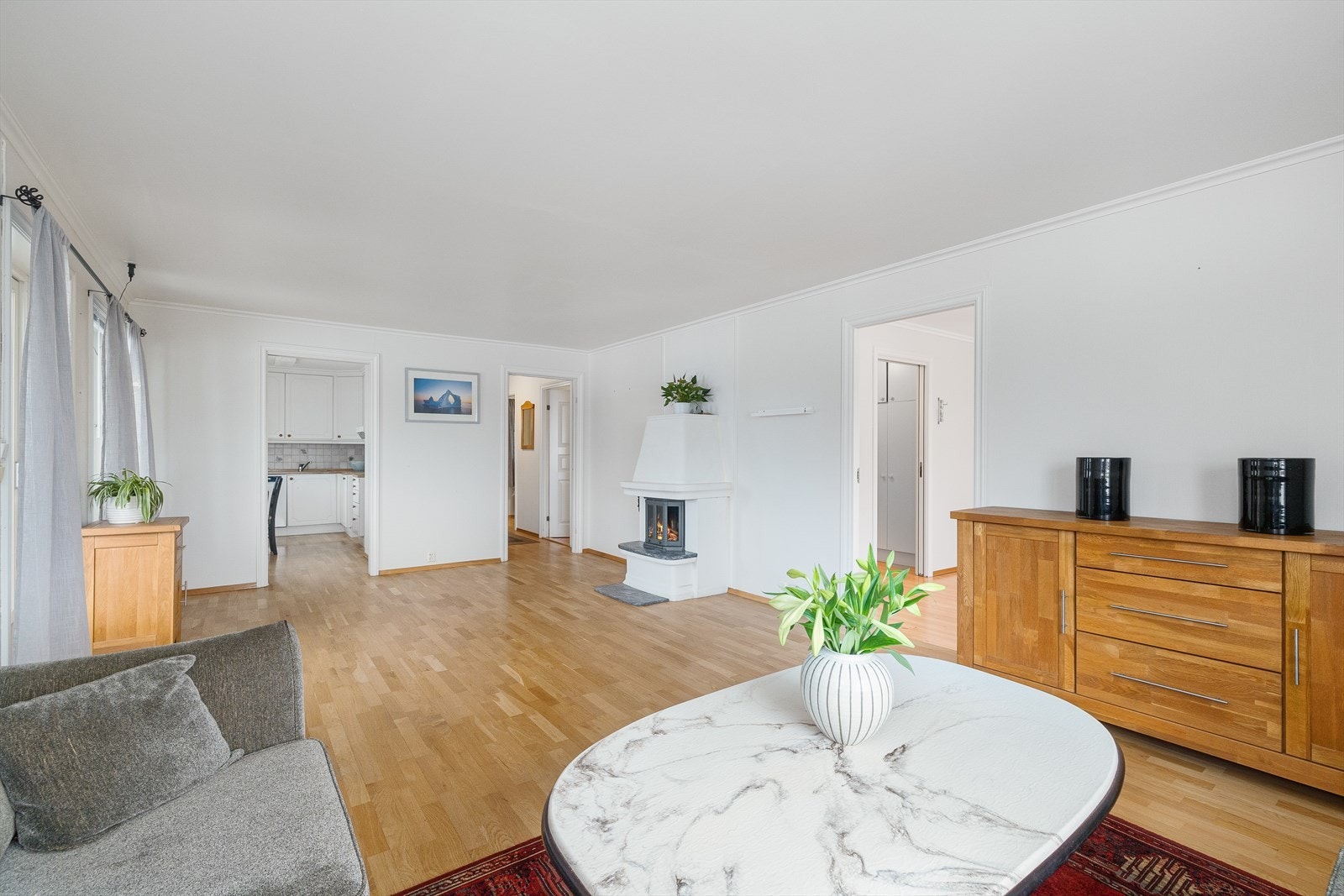 Romslig stue med plass til spisebord og sofagruppe. Galleribilde