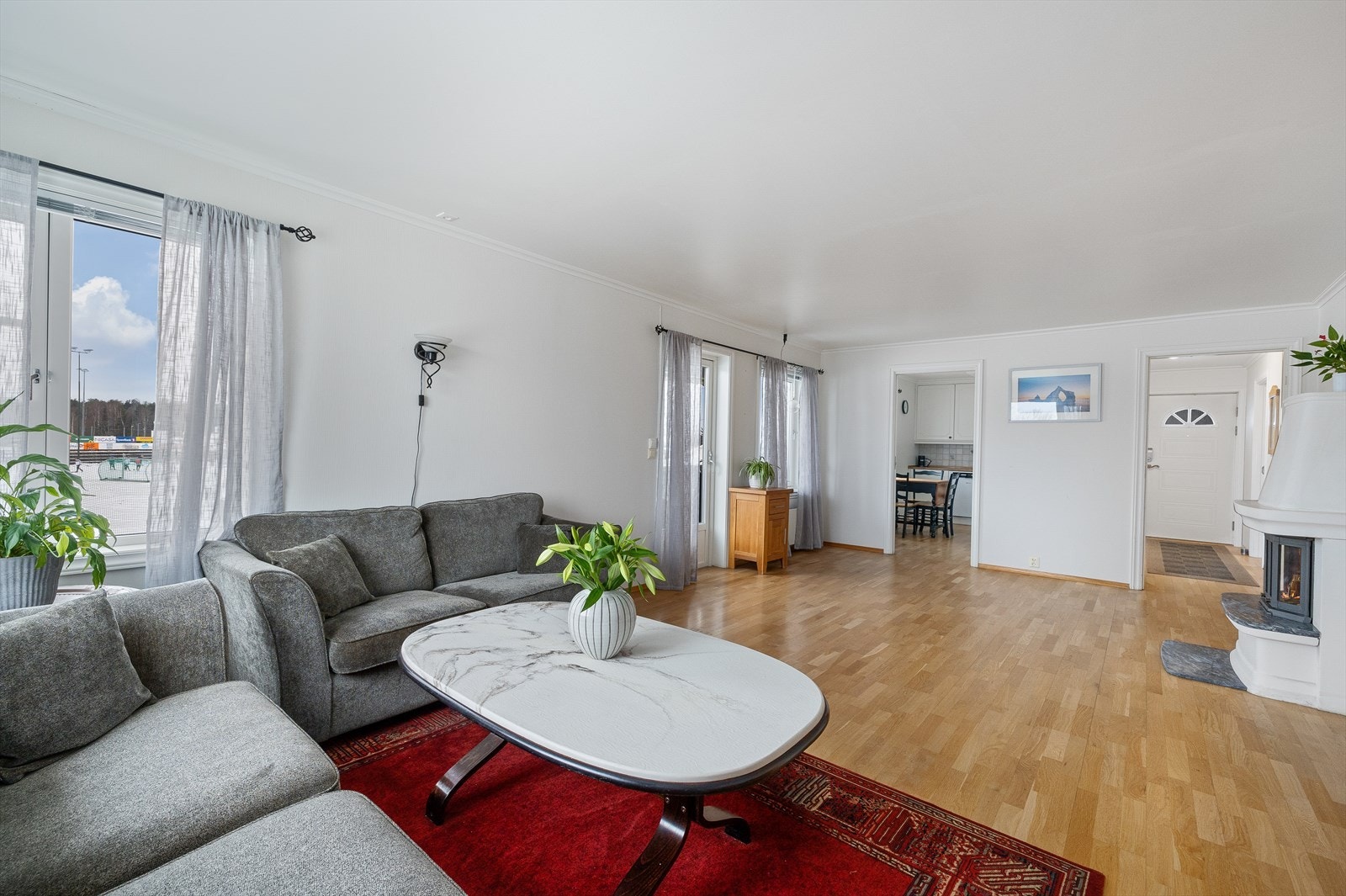 Romslig stue med plass til spisebord og sofagruppe. Galleribilde