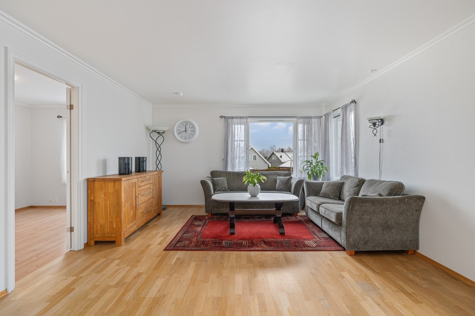 Romslig stue med plass til spisebord og sofagruppe. Galleribilde