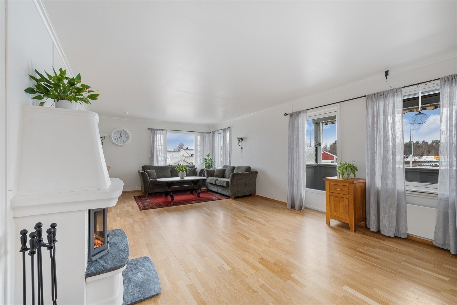 Romslig stue med plass til spisebord og sofagruppe. Galleribilde