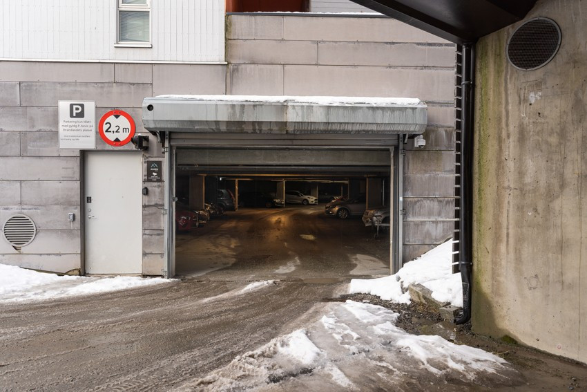 Garasjen har elektrisk port med portåpner