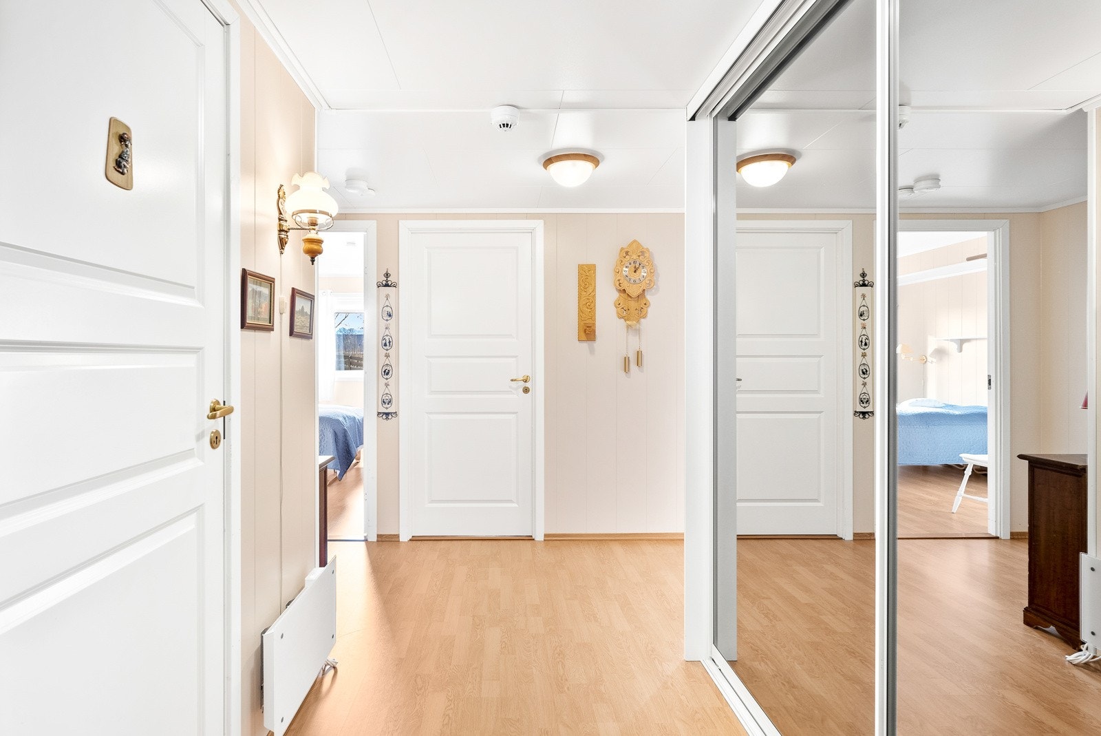 Velkommen inn - Stor skyvedørsgarderobe Galleribilde