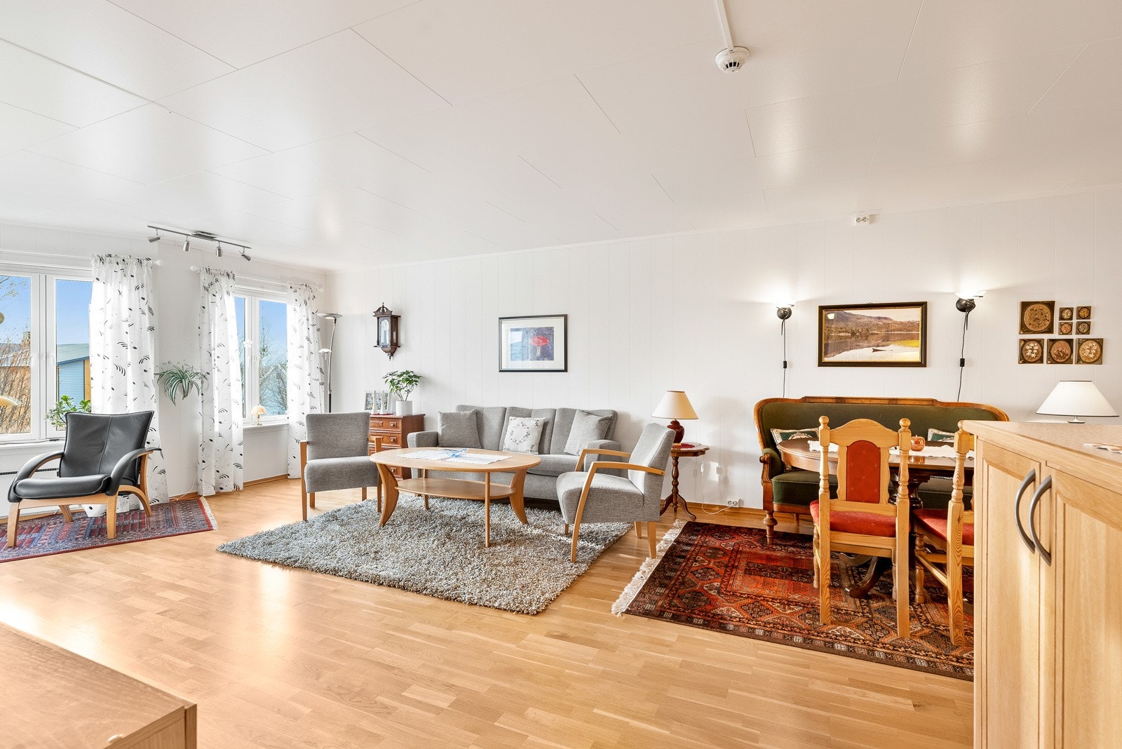 Lys og trivelig stue med utgang til innglasset balkong Galleribilde