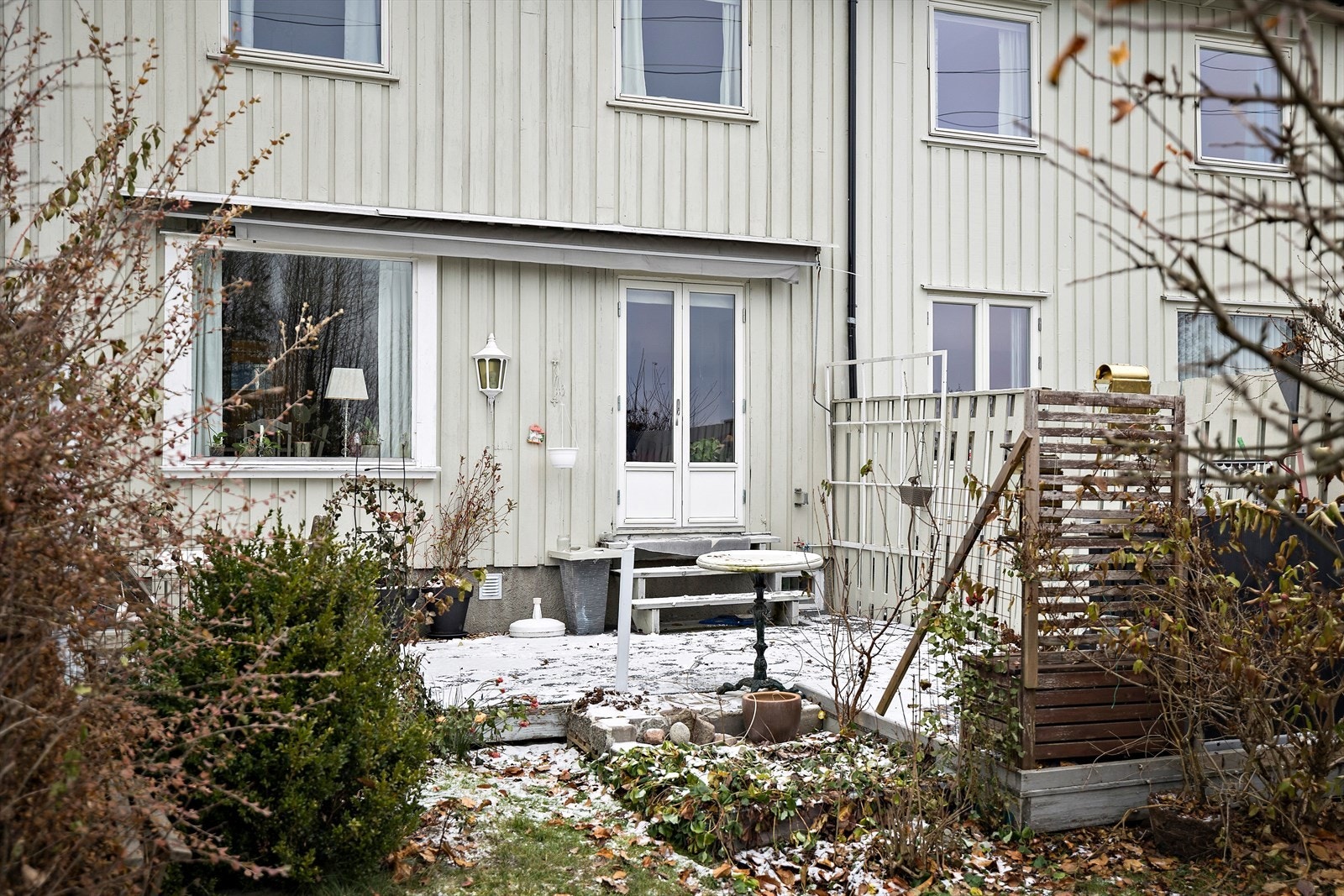 Terrassen er 23 m2 og har levegg på begge sider Galleribilde